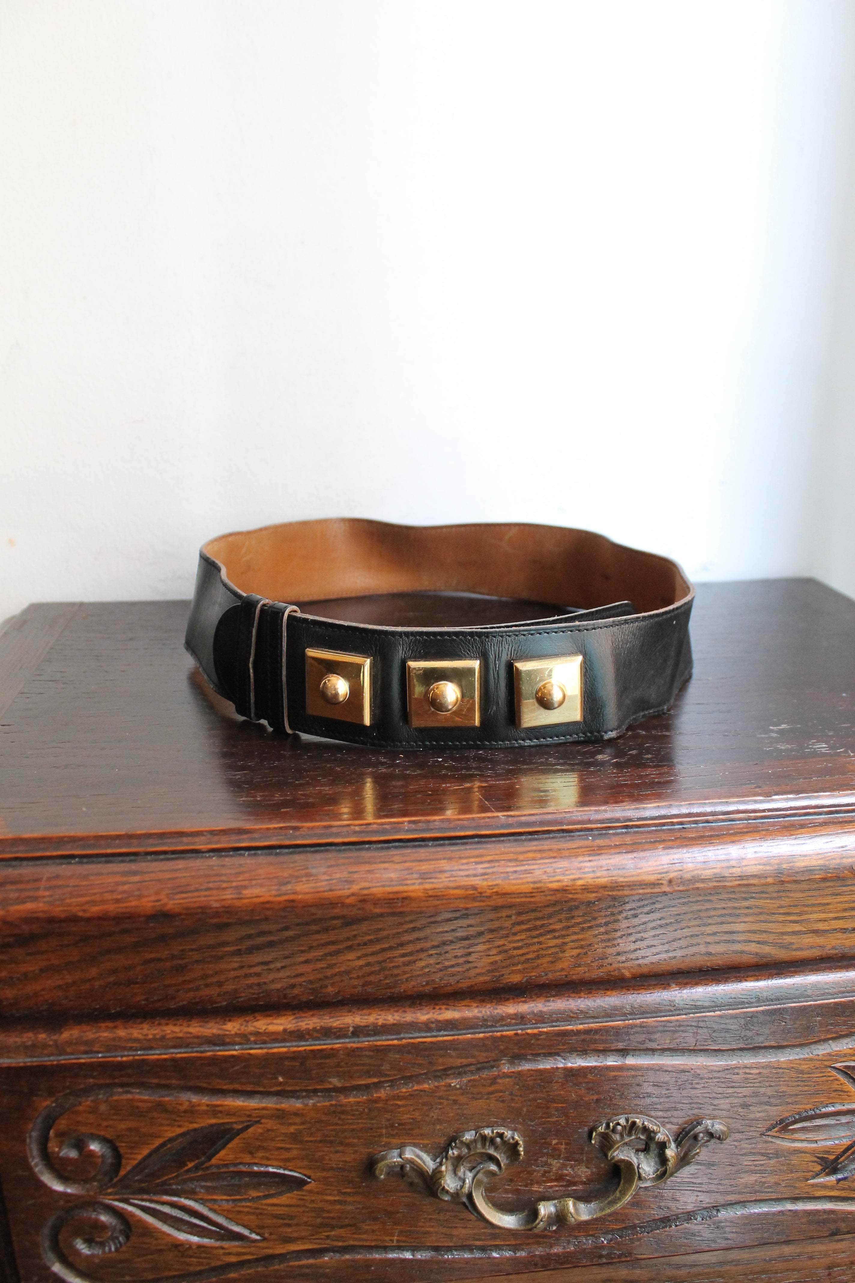 Hermès ceinture taille haute en cuir noir trois boutons en métal doré