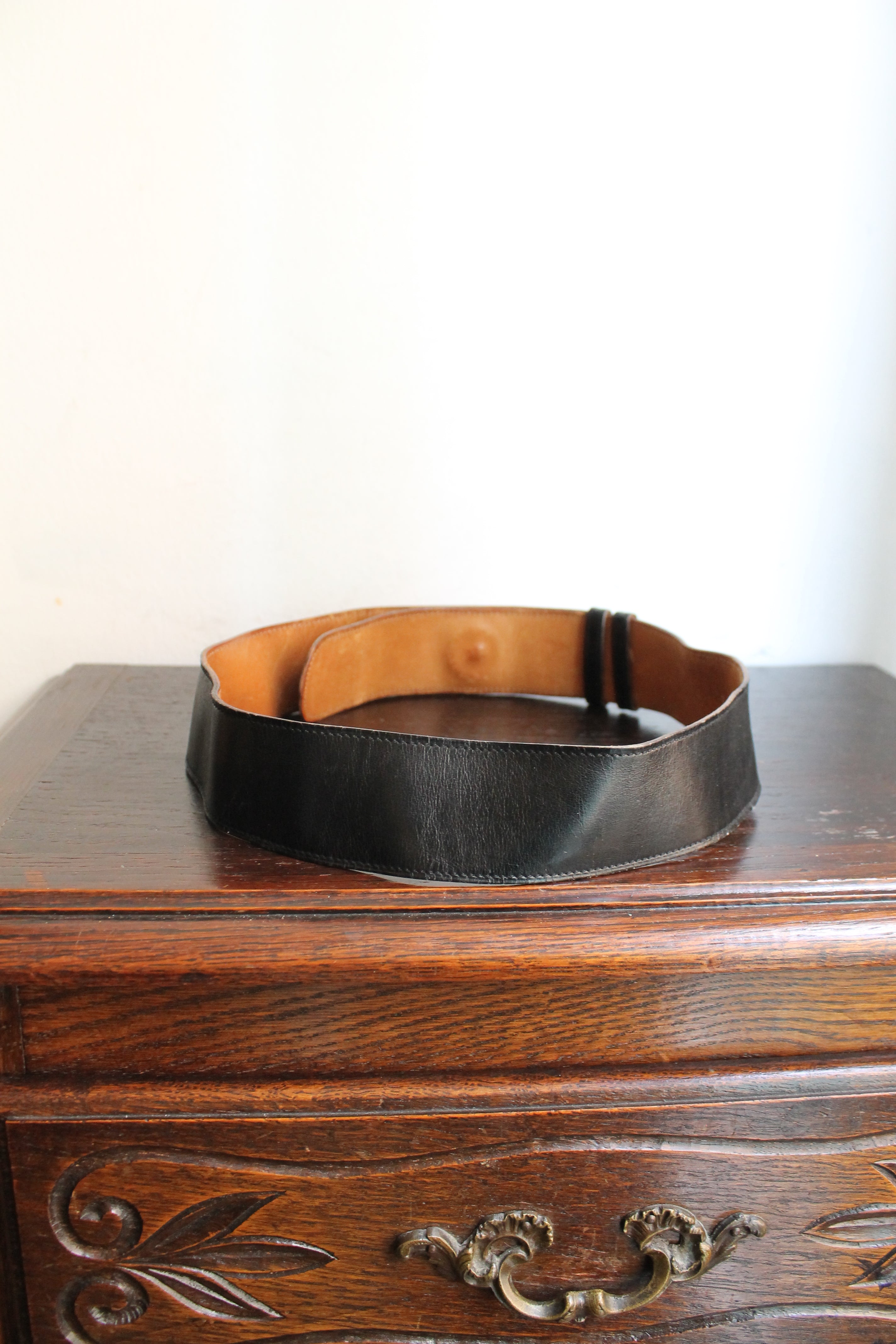 Hermès ceinture taille haute en cuir noir trois boutons en métal doré
