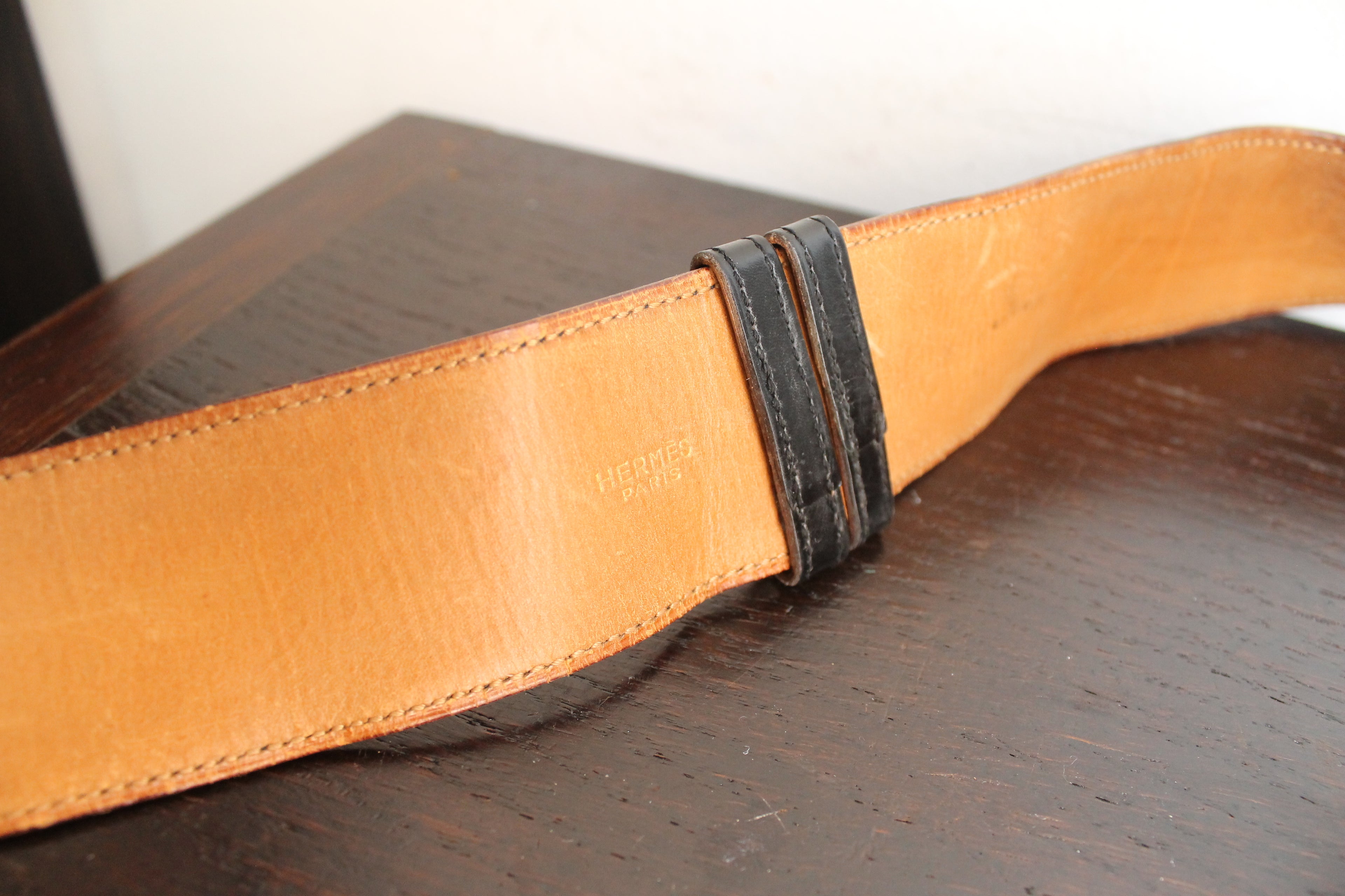 Hermès ceinture taille haute en cuir noir trois boutons en métal doré
