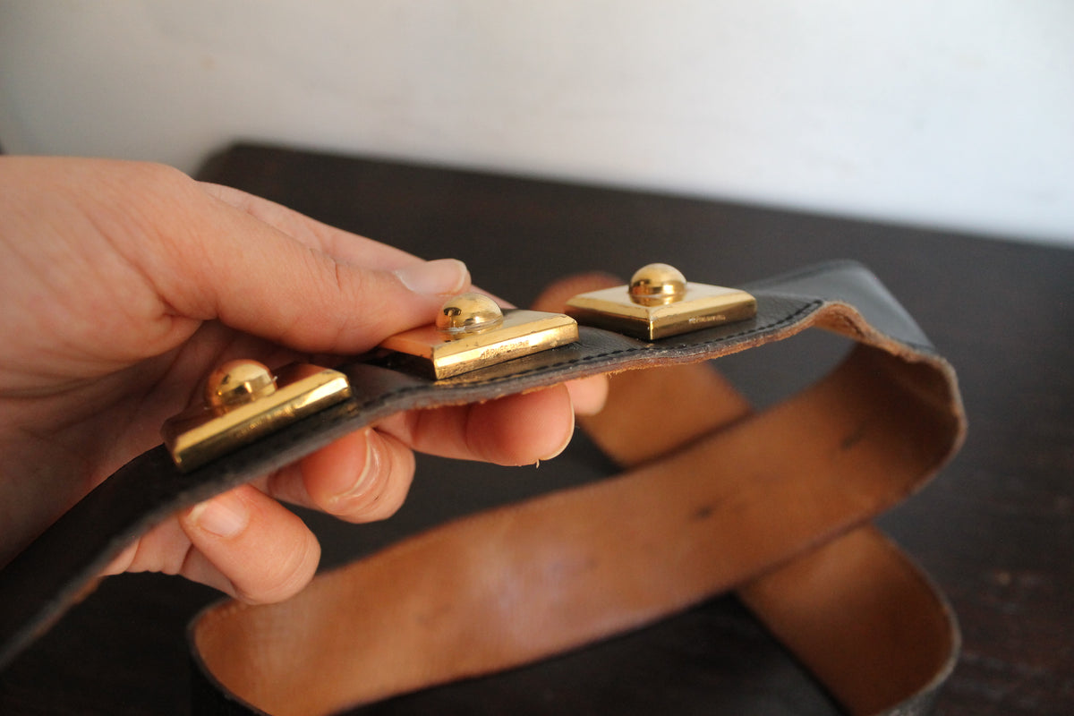 Hermès ceinture taille haute en cuir noir trois boutons en métal doré