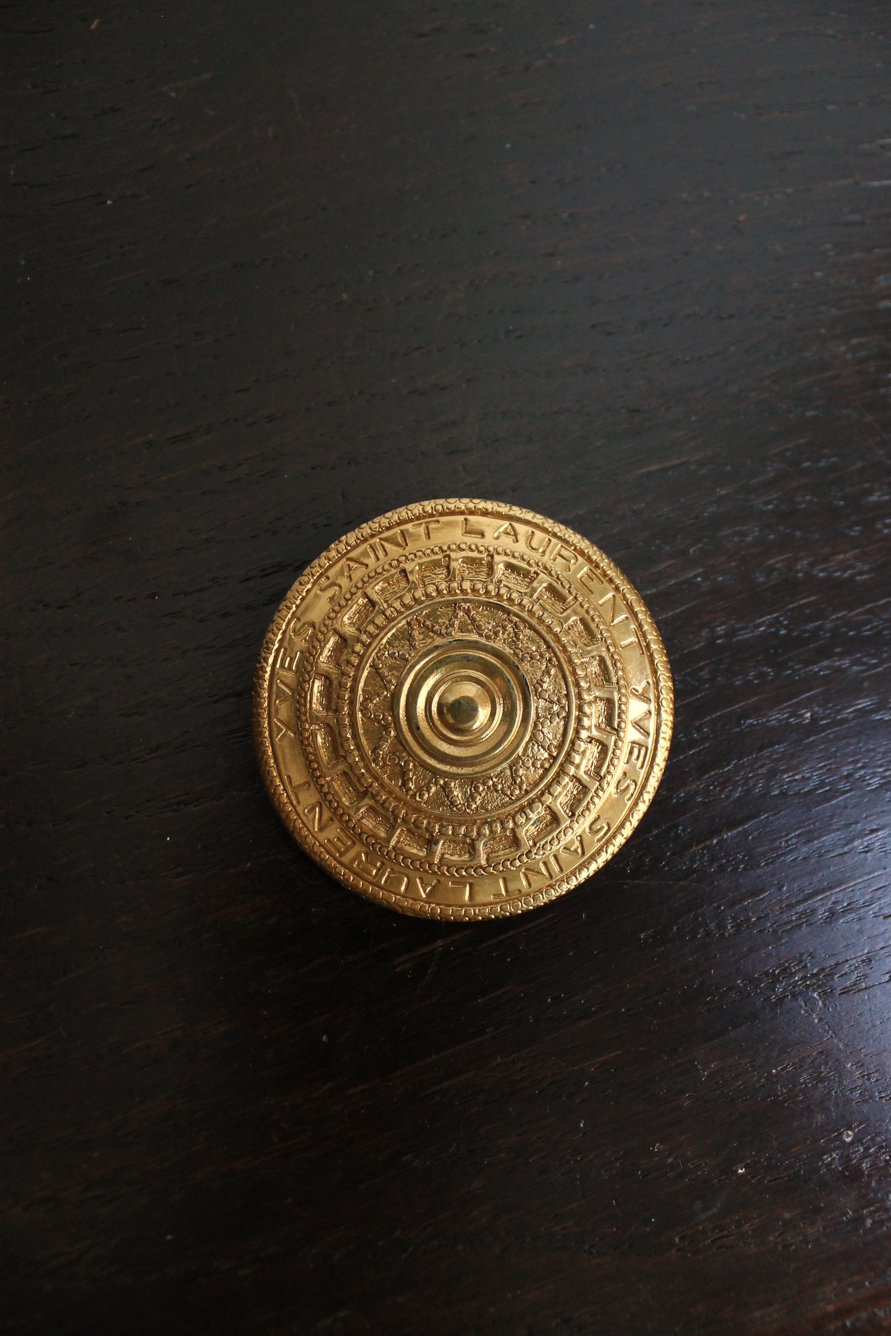 Yves Saint Laurent broche à motif aztèque en métal doré