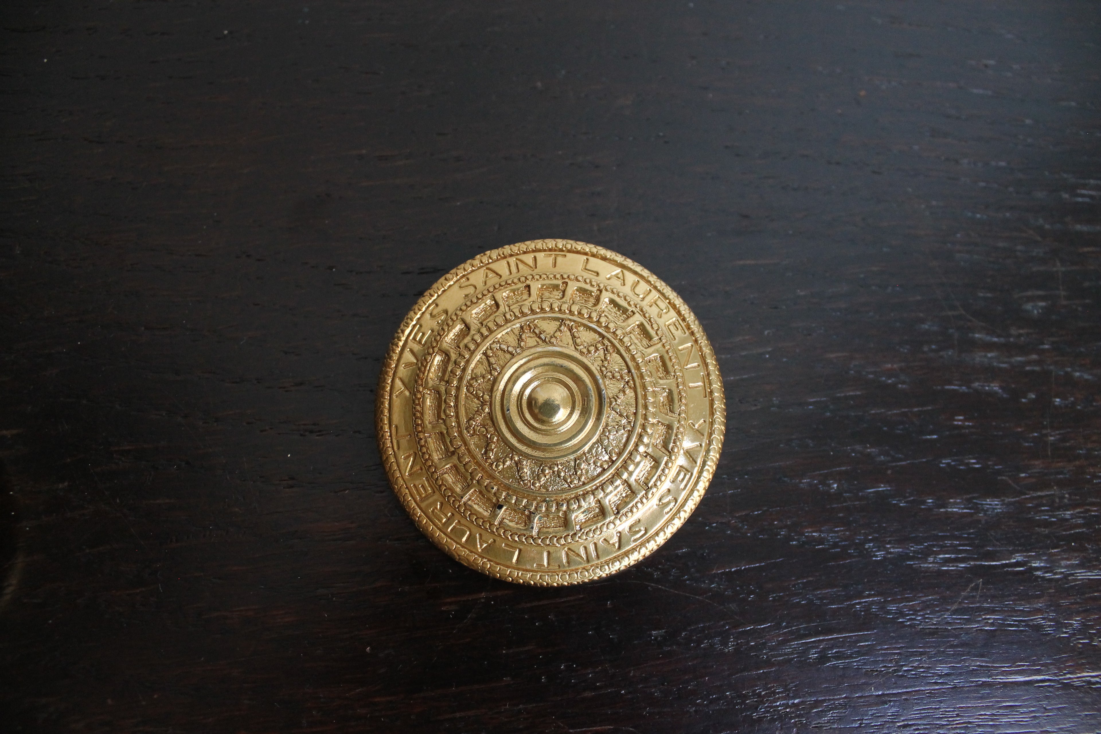 Yves Saint Laurent broche à motif aztèque en métal doré