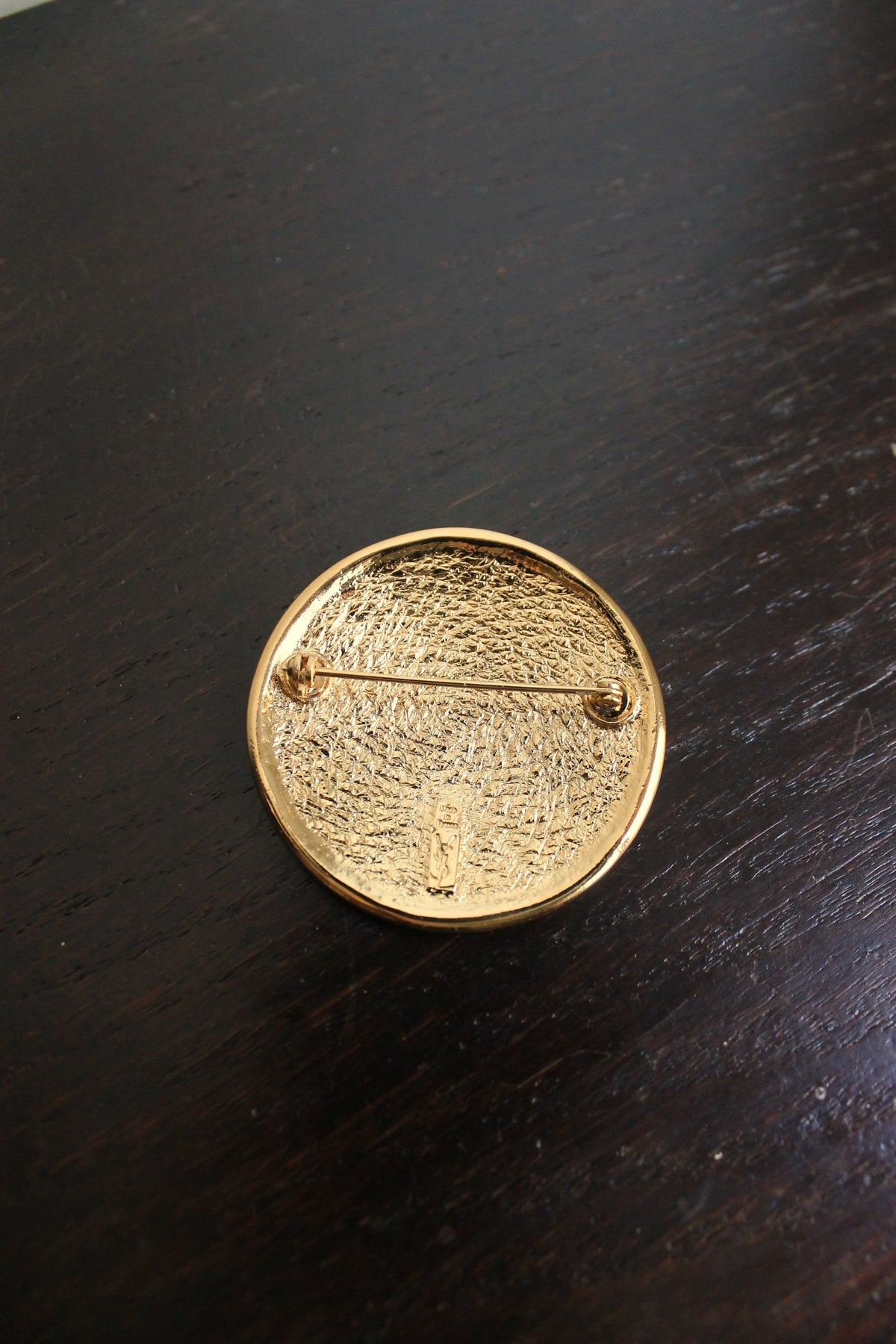 Yves Saint Laurent broche à motif aztèque en métal doré