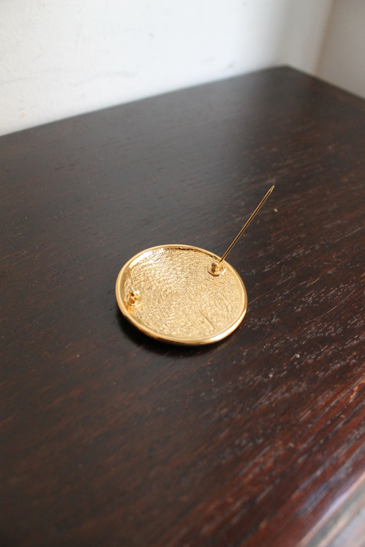 Yves Saint Laurent broche à motif aztèque en métal doré