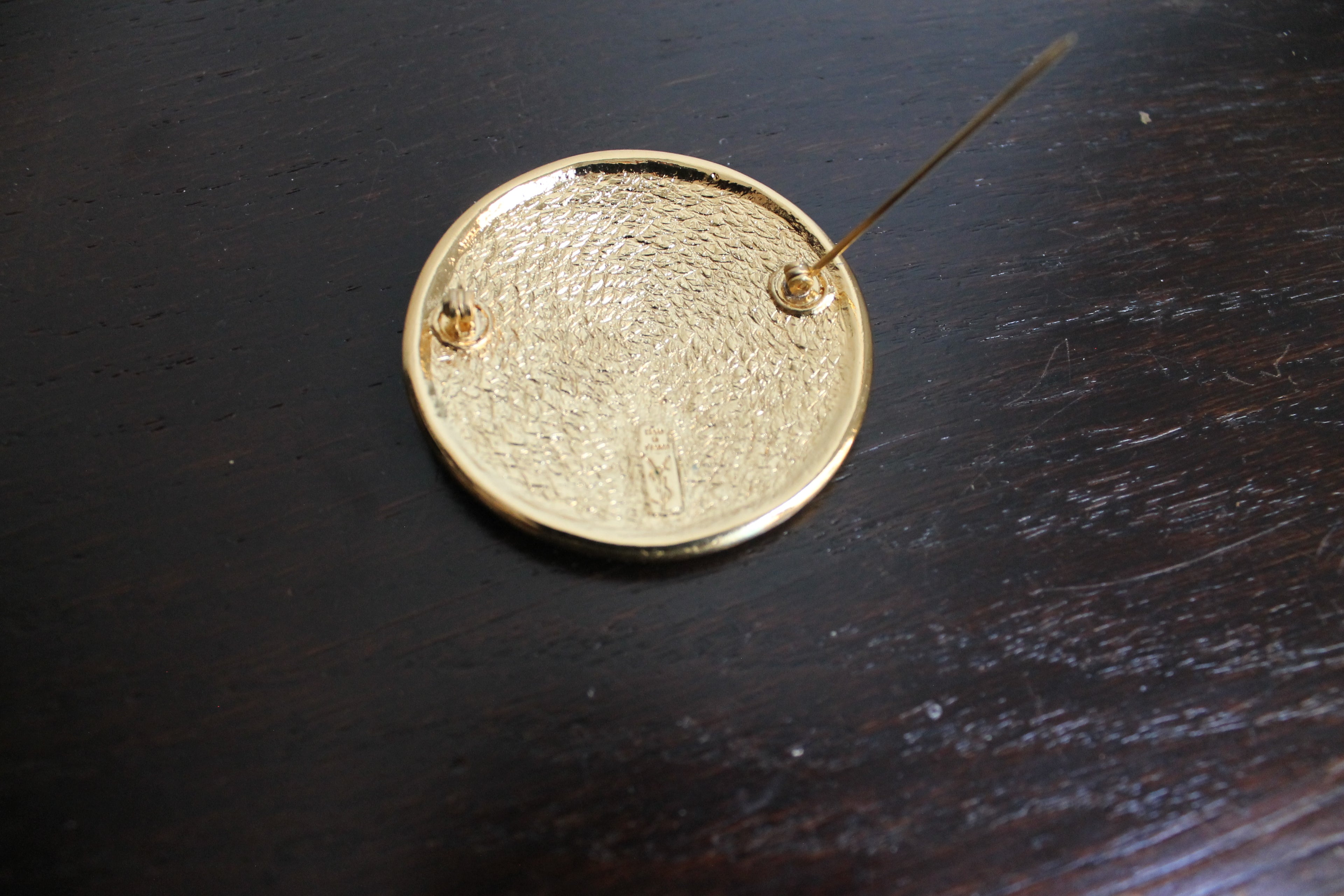 Yves Saint Laurent broche à motif aztèque en métal doré