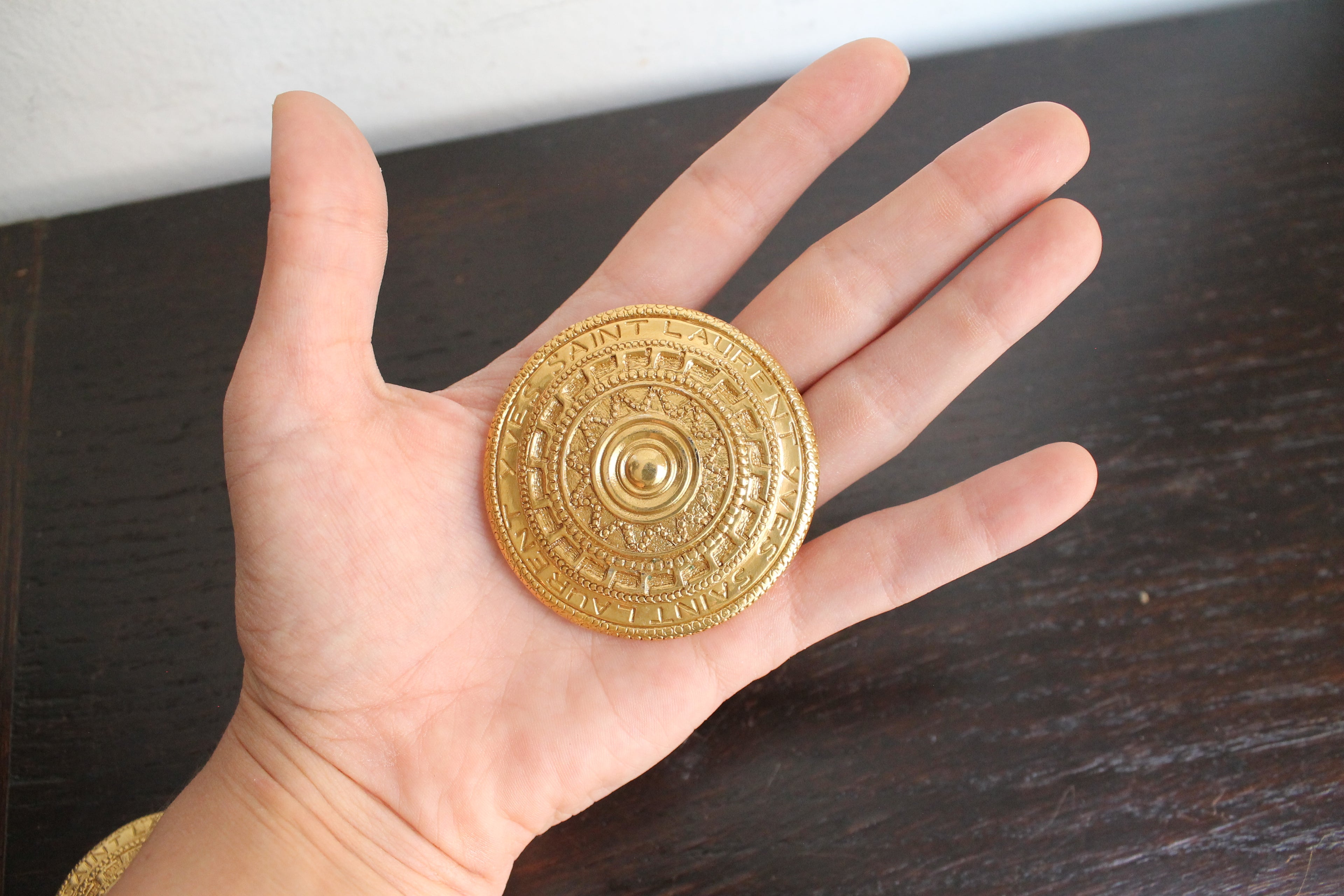 Yves Saint Laurent broche à motif aztèque en métal doré