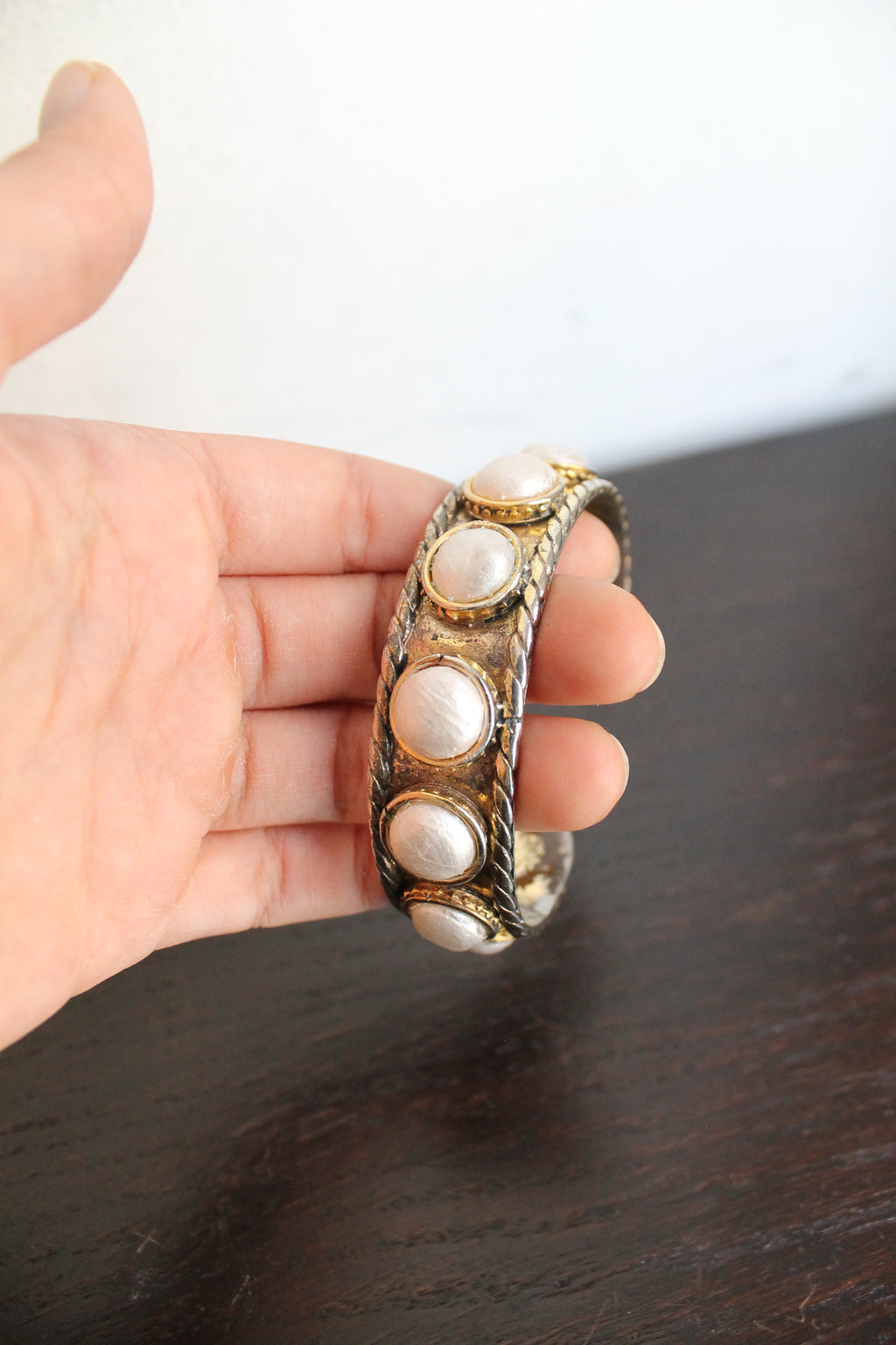 Chanel bracelet modèle "Baroque" en métal doré orné de fausses perles