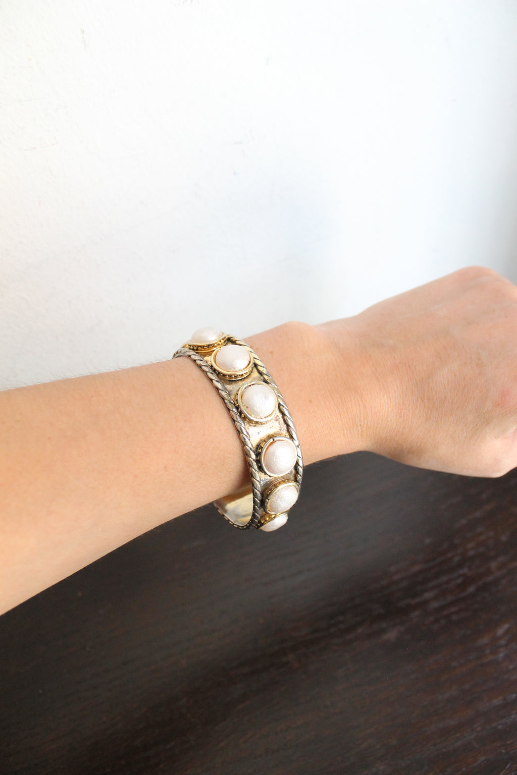 Chanel bracelet modèle "Baroque" en métal doré orné de fausses perles