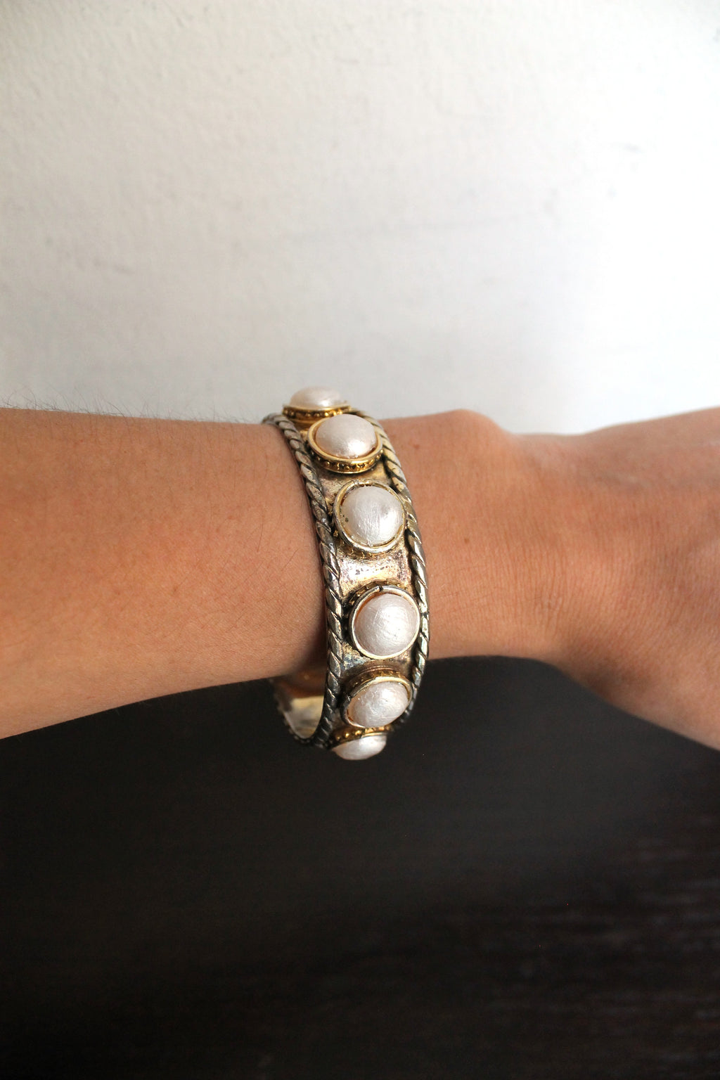 Chanel bracelet modèle "Baroque" en métal doré orné de fausses perles