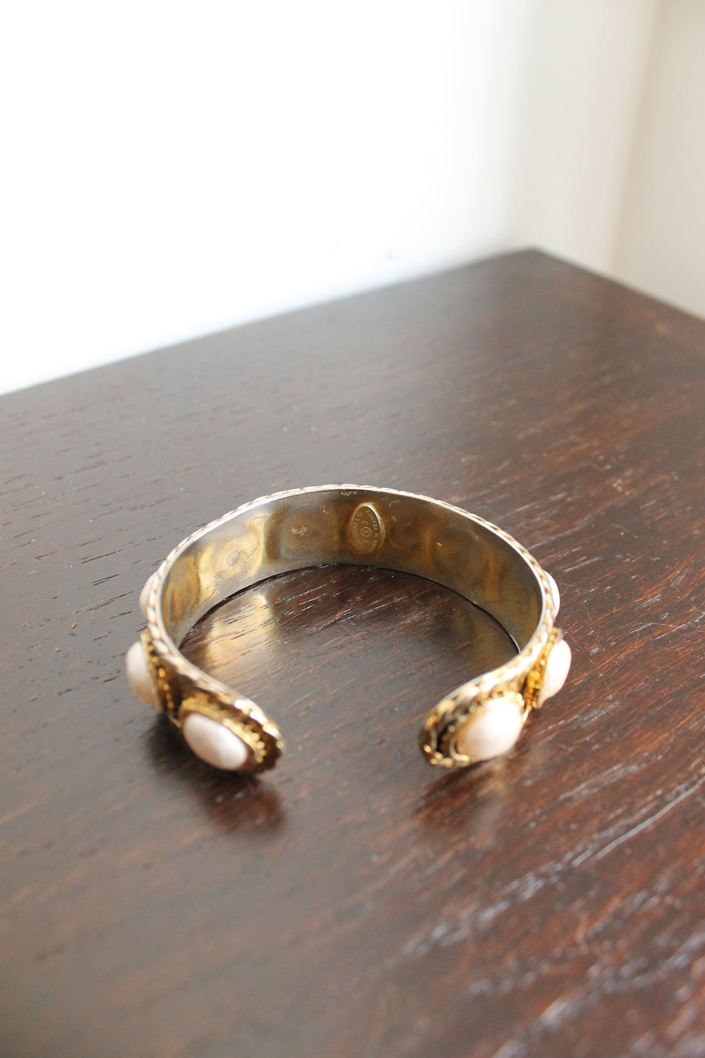 Chanel bracelet modèle "Baroque" en métal doré orné de fausses perles