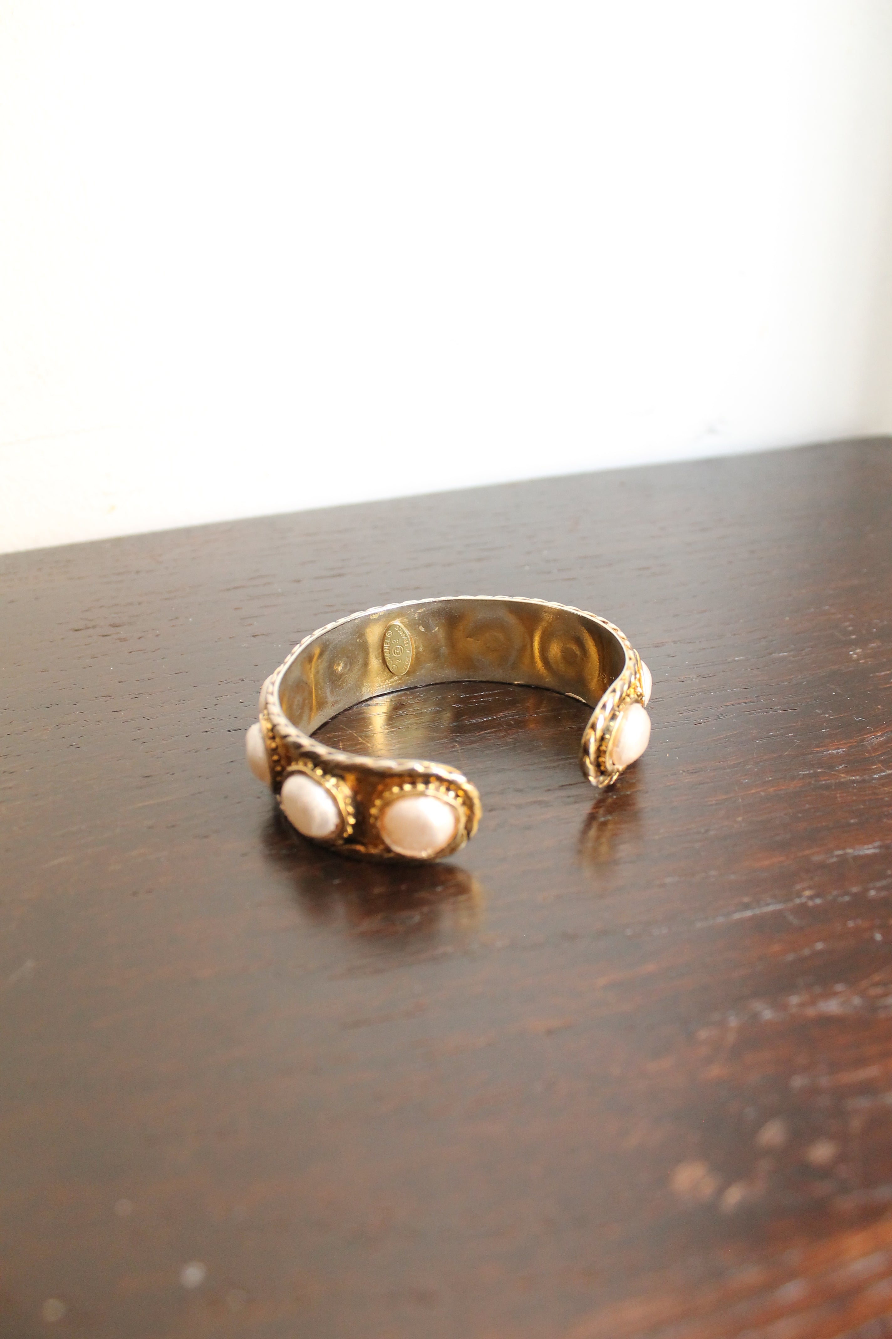 Chanel bracelet modèle "Baroque" en métal doré orné de fausses perles