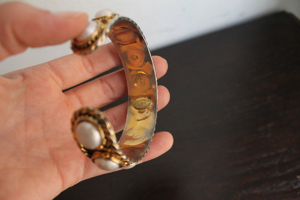 Chanel bracelet modèle "Baroque" en métal doré orné de fausses perles