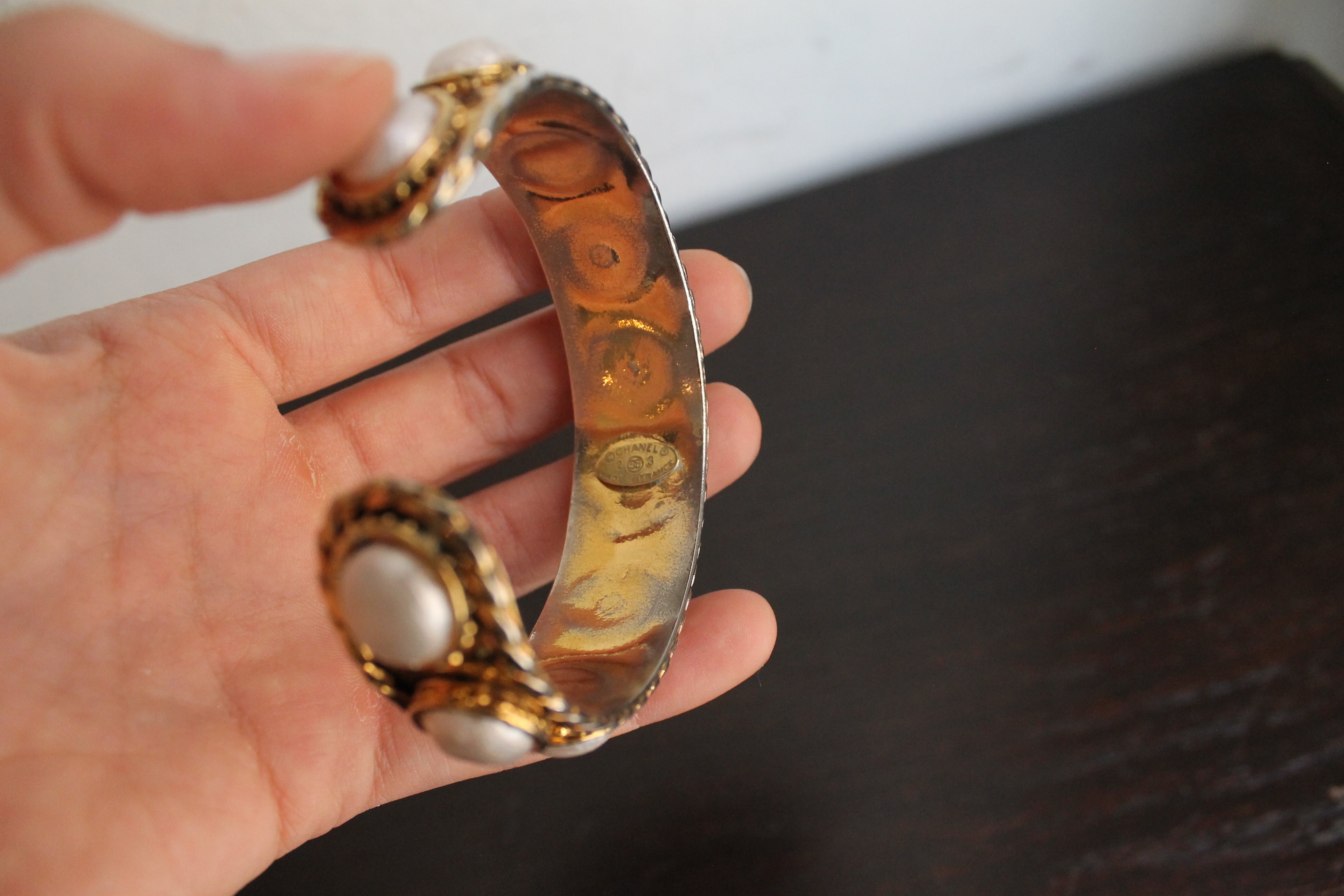 Chanel bracelet modèle "Baroque" en métal doré orné de fausses perles