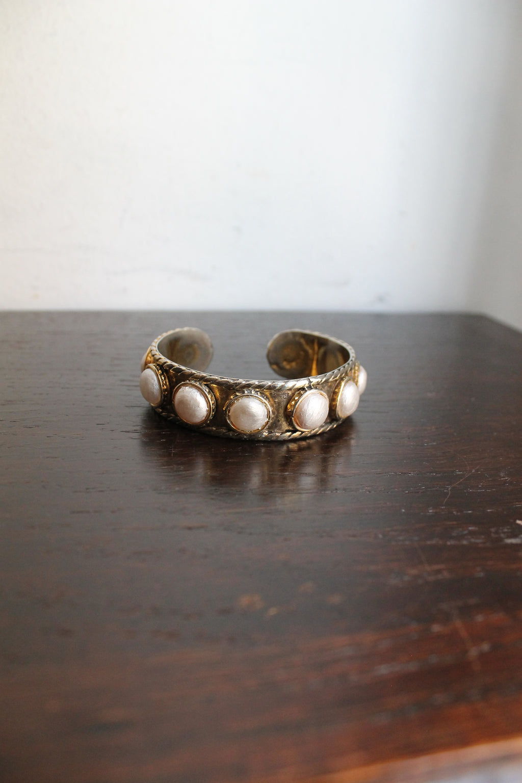 Chanel bracelet modèle "Baroque" en métal doré orné de fausses perles
