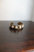 Chanel bracelet modèle "Baroque" en métal doré orné de fausses perles