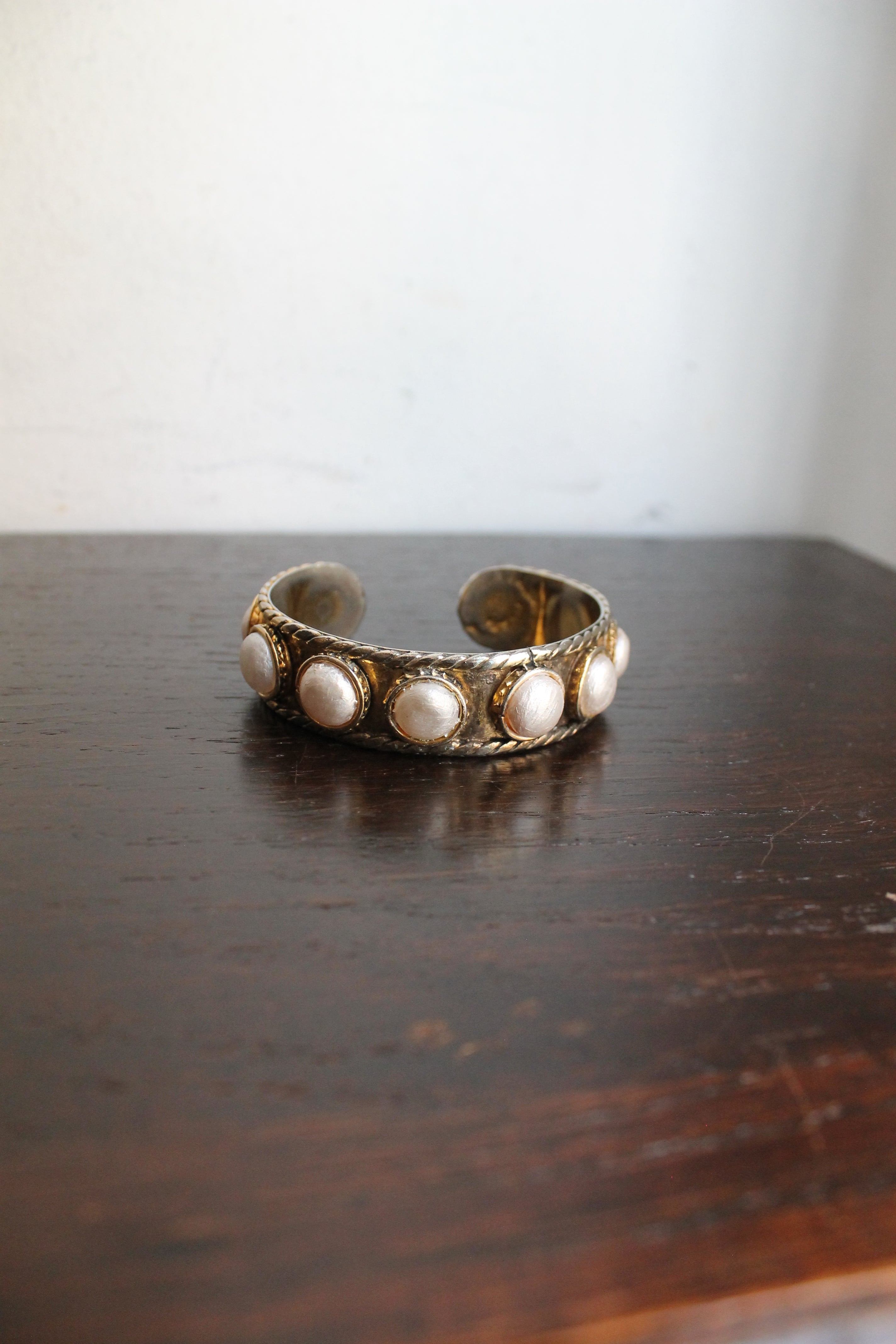 Chanel bracelet modèle "Baroque" en métal doré orné de fausses perles