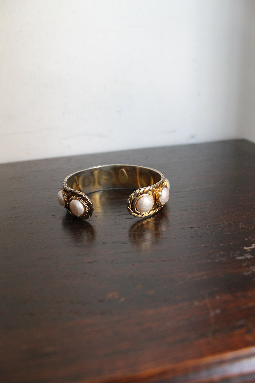 Chanel bracelet modèle "Baroque" en métal doré orné de fausses perles