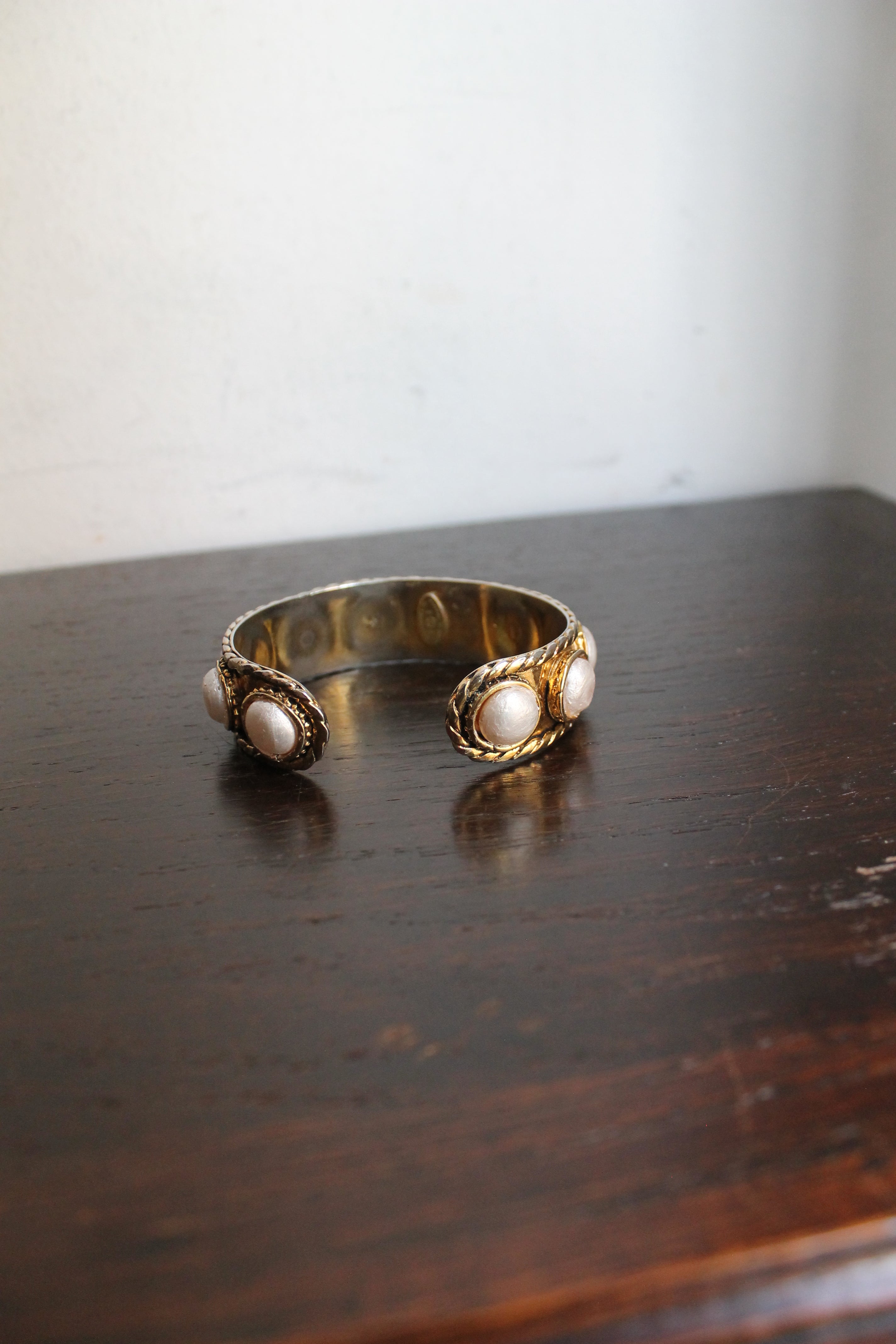 Chanel bracelet modèle "Baroque" en métal doré orné de fausses perles
