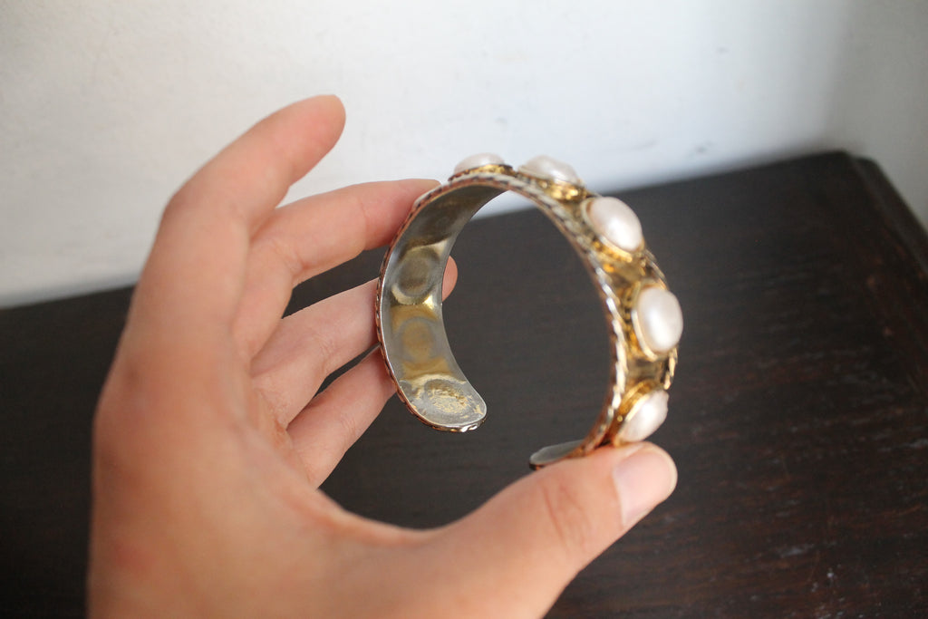 Chanel bracelet modèle "Baroque" en métal doré orné de fausses perles
