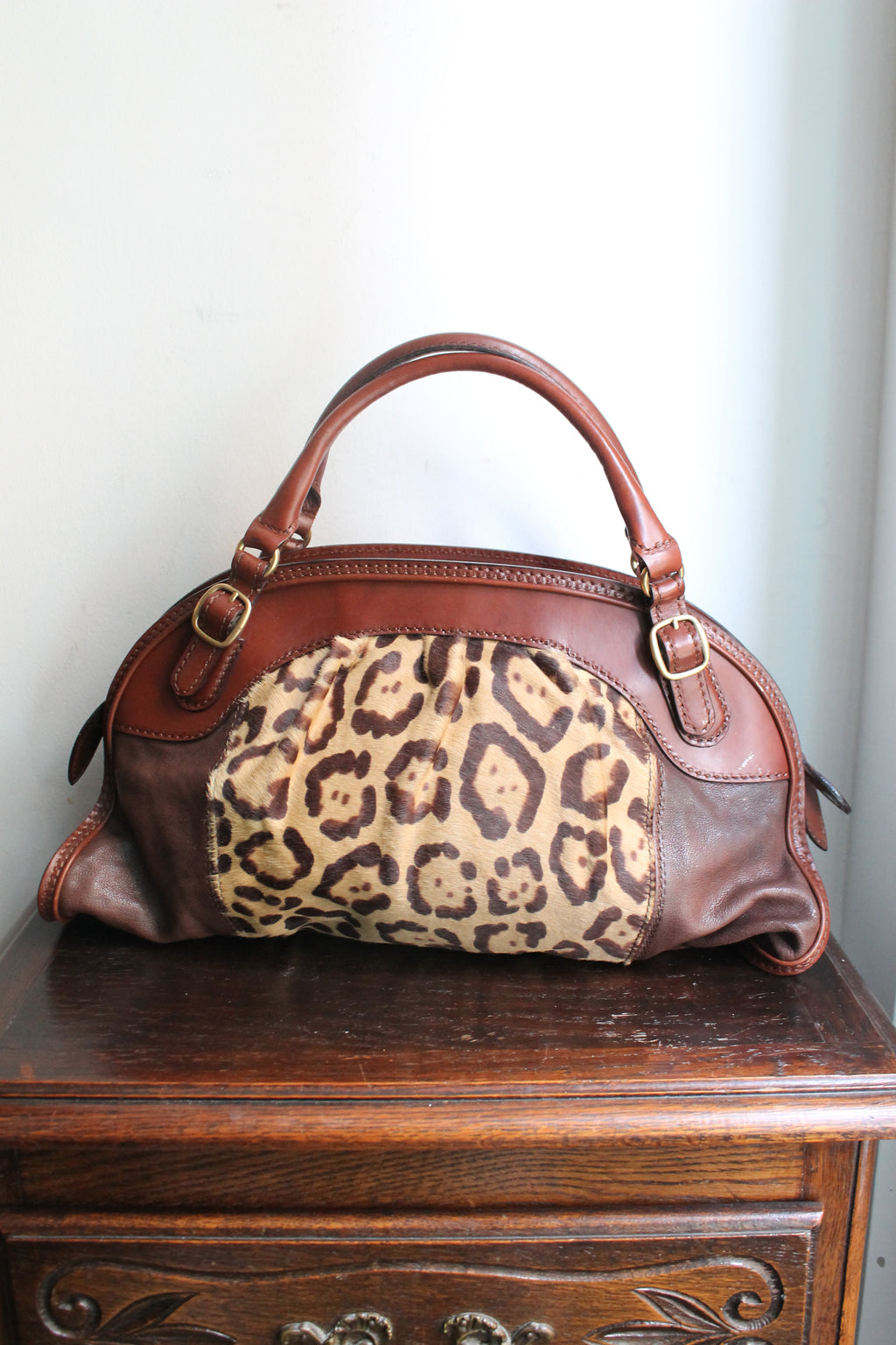 Valentino Garavani sac à main modèle bowling en cuir et fourrure à motif léopard