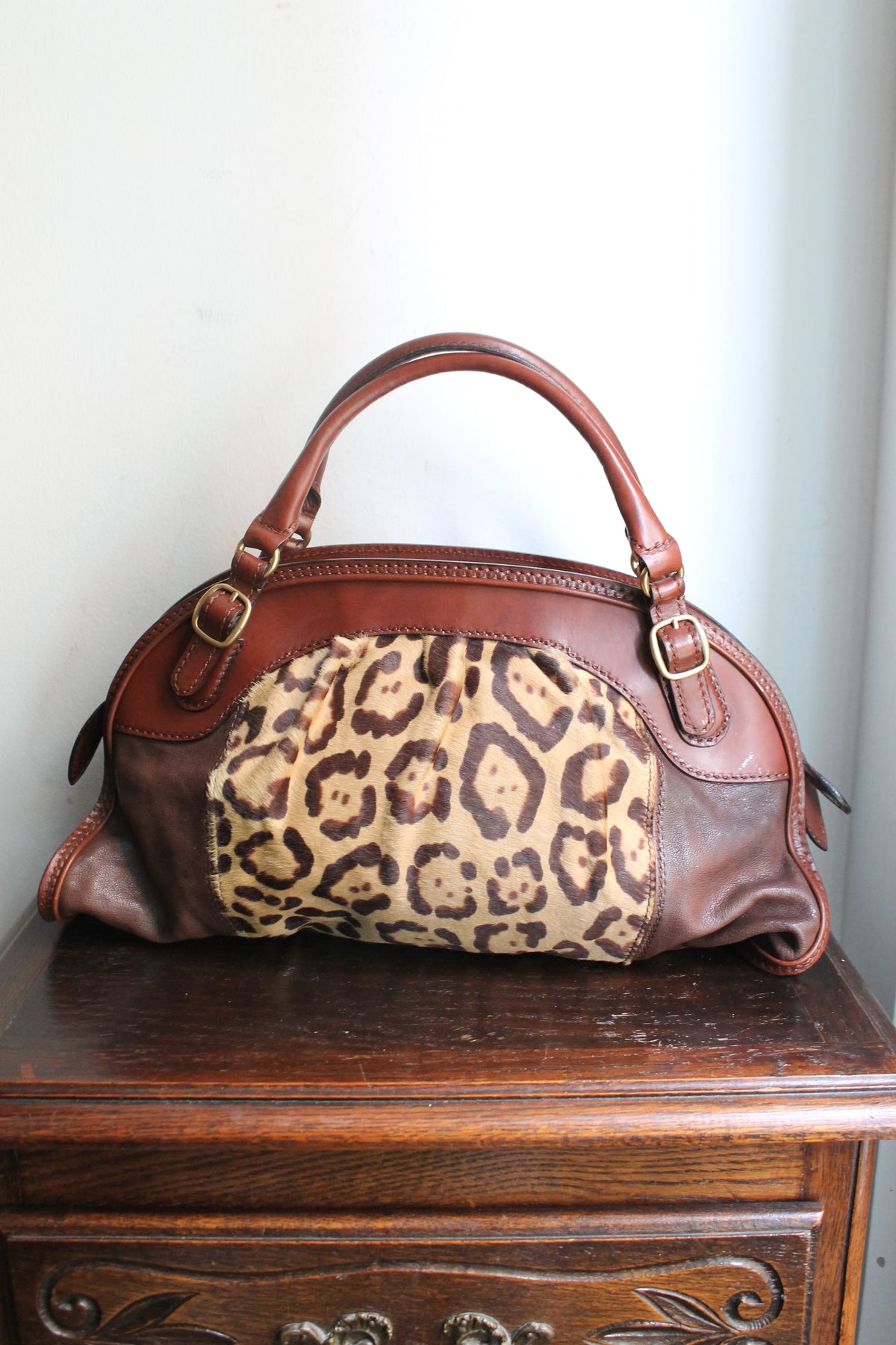 Valentino Garavani sac à main modèle bowling en cuir et fourrure à motif léopard