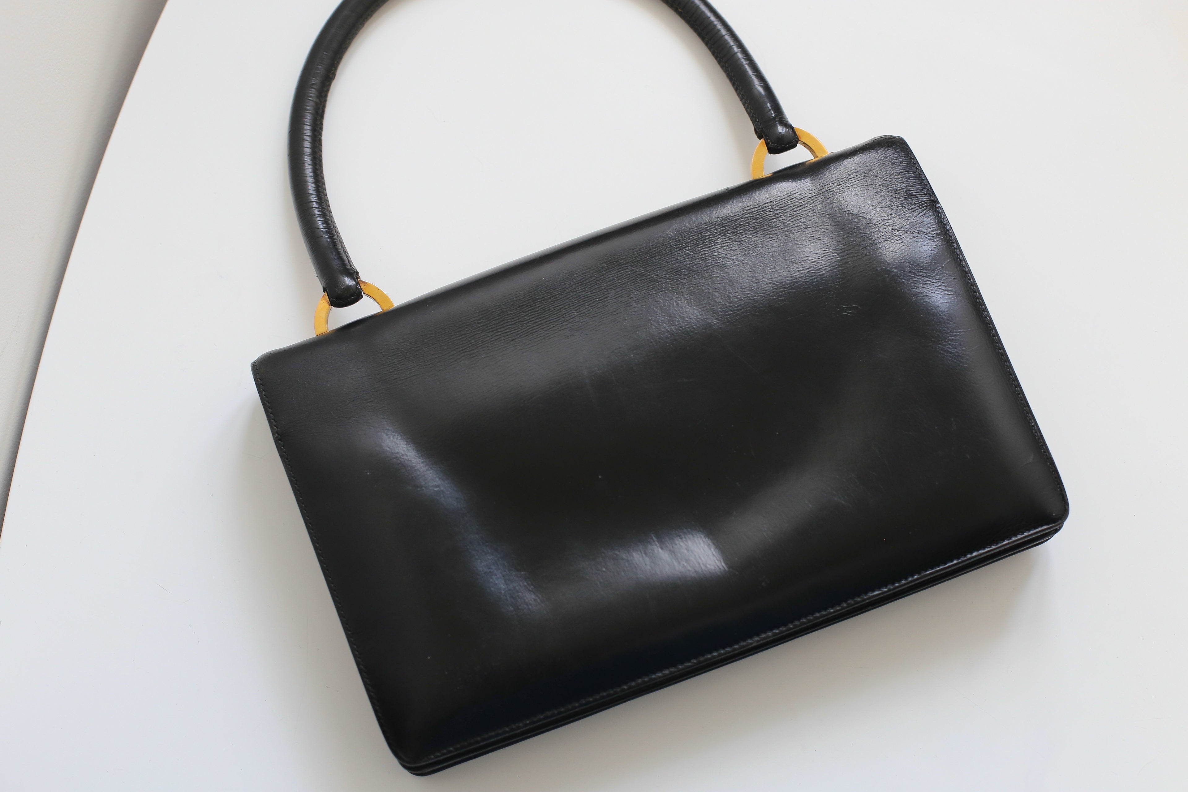 Hermès sac à main modèle ring en box noir