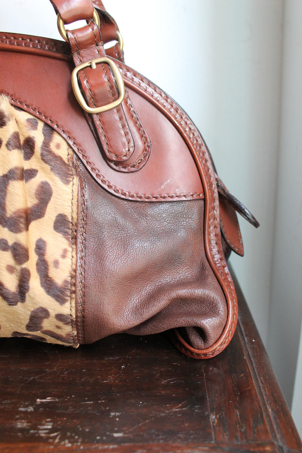 Valentino Garavani sac à main modèle bowling en cuir et fourrure à motif léopard