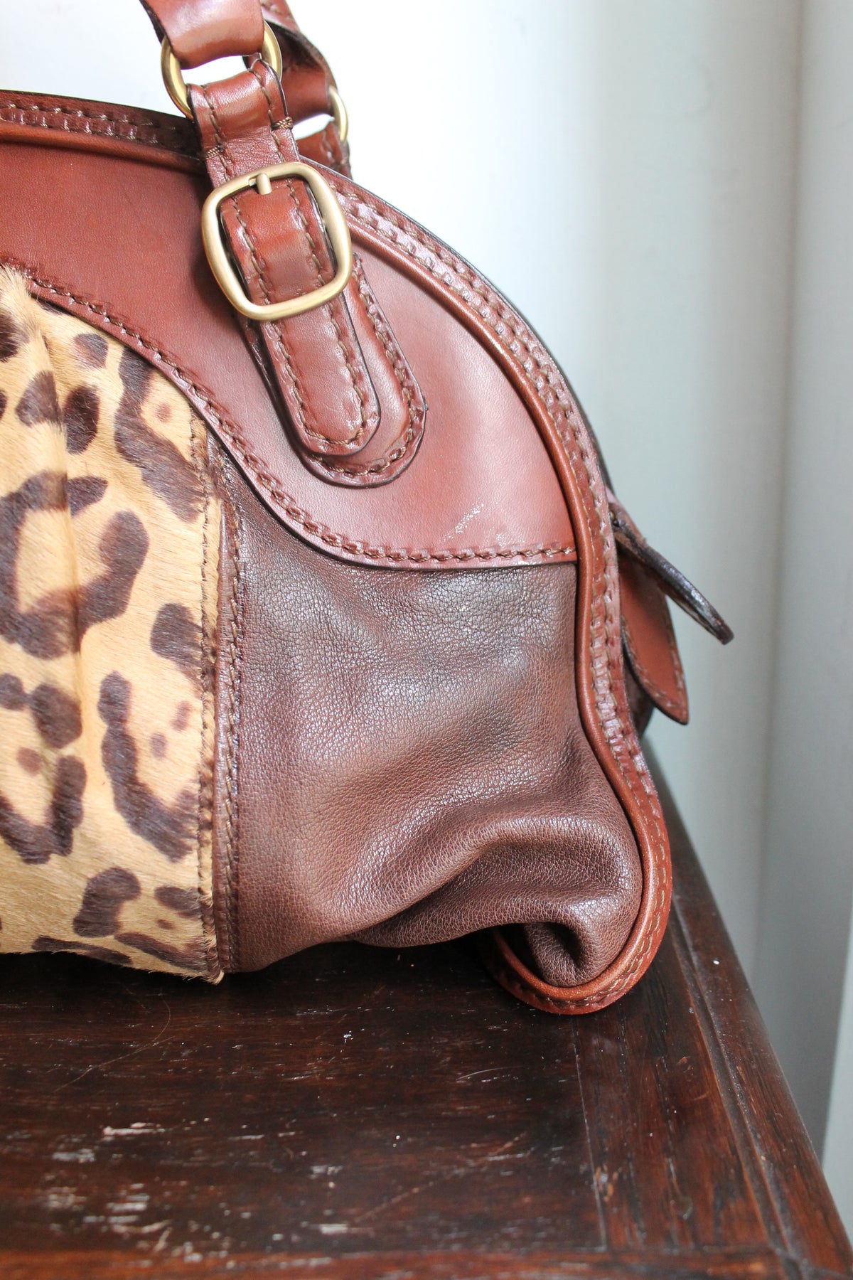 Valentino Garavani sac à main modèle bowling en cuir et fourrure à motif léopard