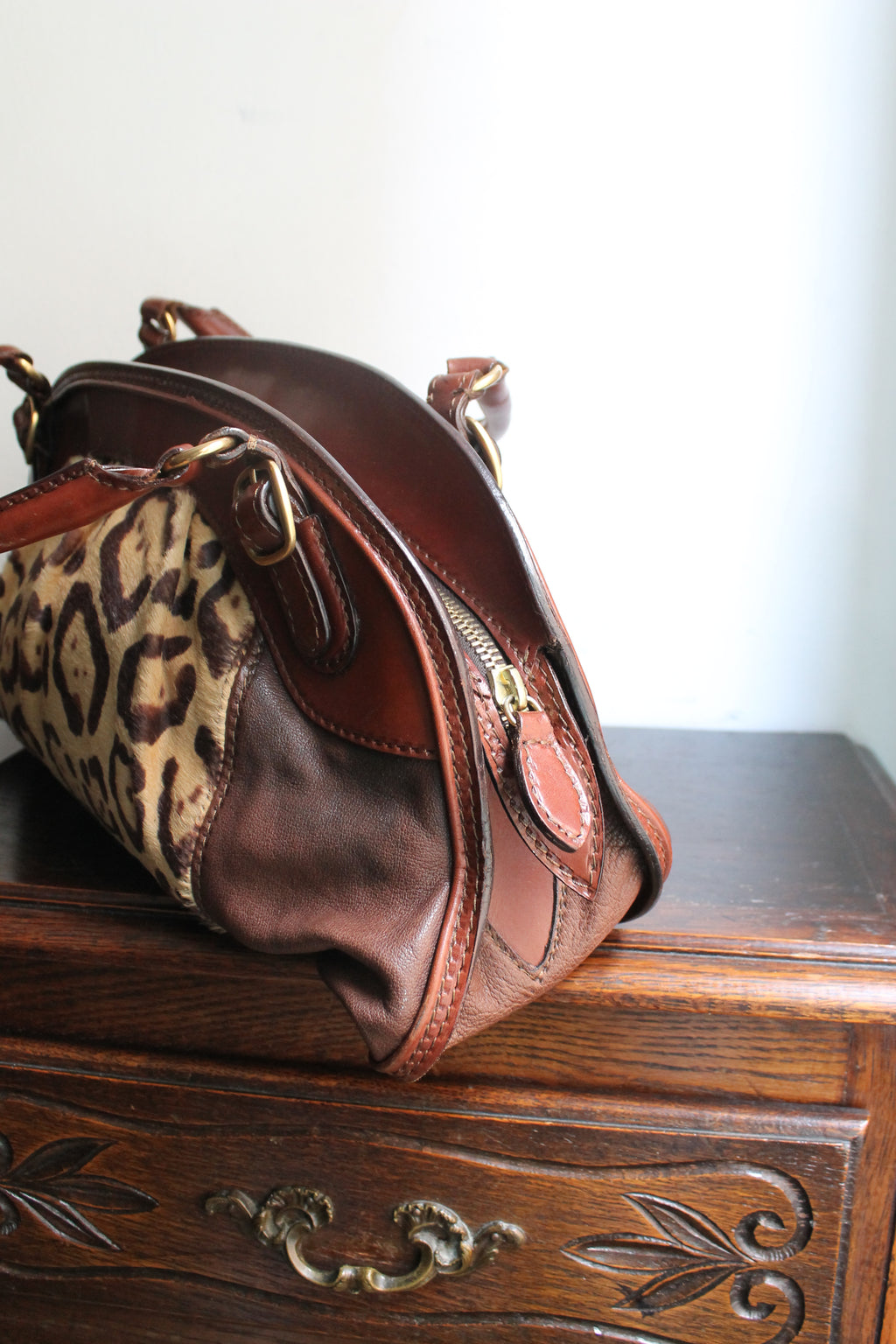 Valentino Garavani sac à main modèle bowling en cuir et fourrure à motif léopard