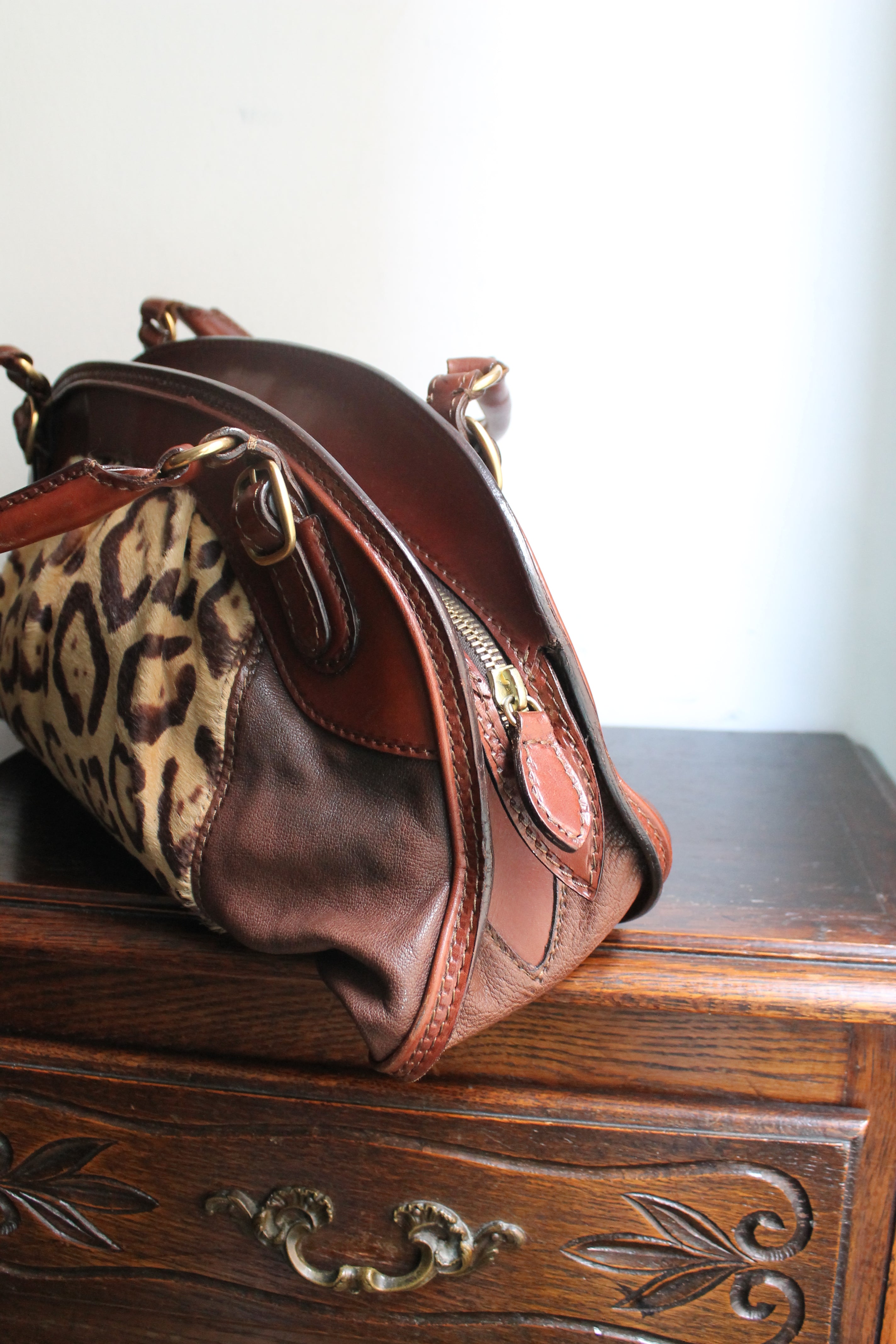 Valentino Garavani sac à main modèle bowling en cuir et fourrure à motif léopard
