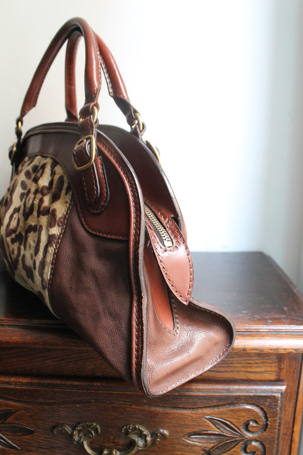 Valentino Garavani sac à main modèle bowling en cuir et fourrure à motif léopard