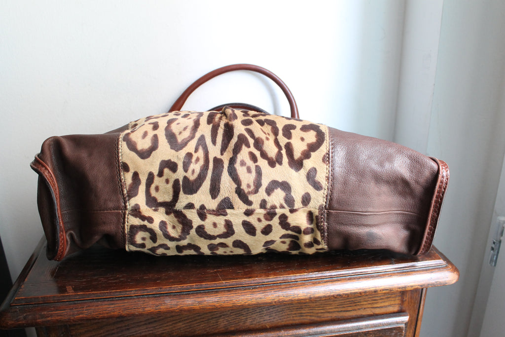 Valentino Garavani sac à main modèle bowling en cuir et fourrure à motif léopard