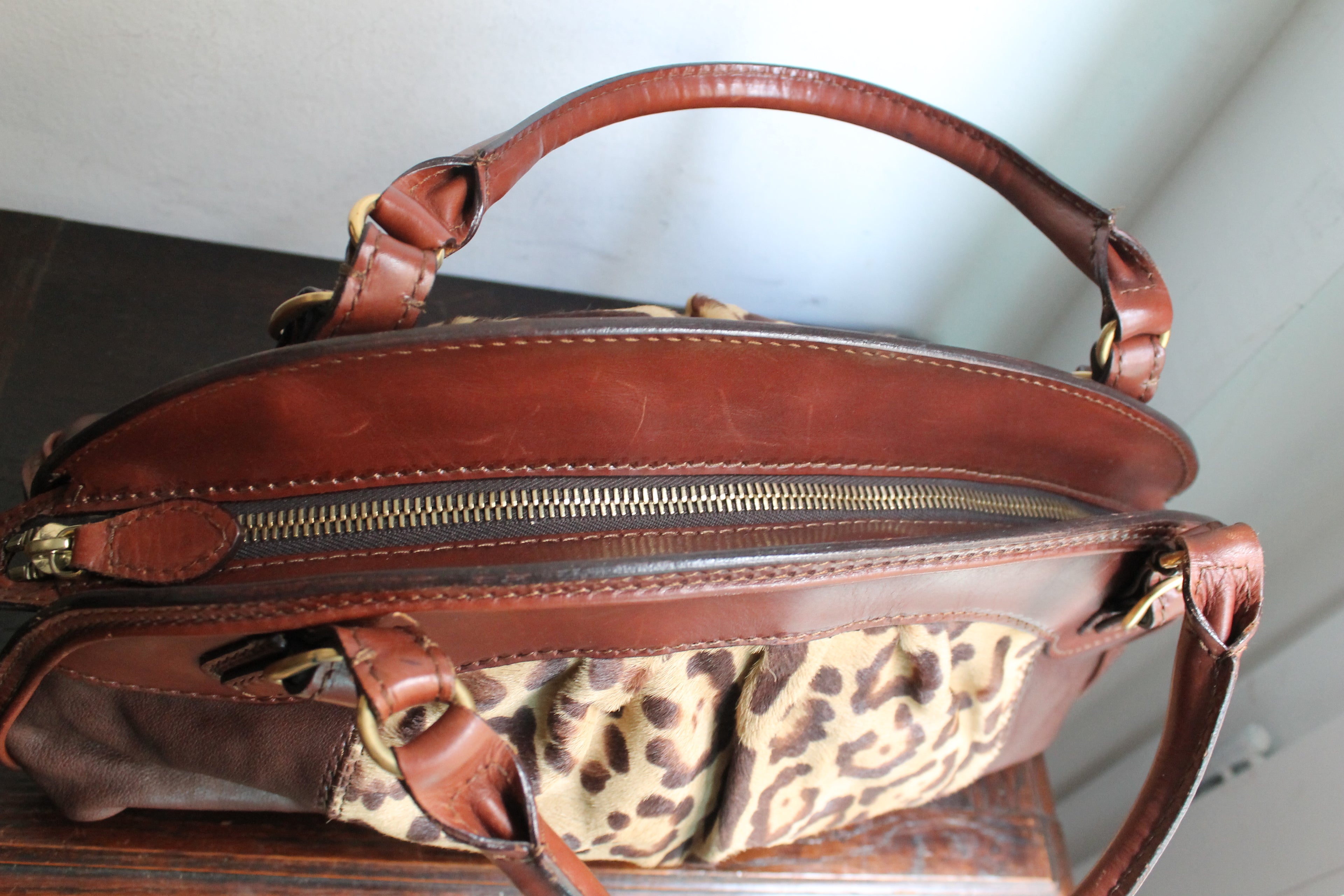 Valentino Garavani sac à main modèle bowling en cuir et fourrure à motif léopard