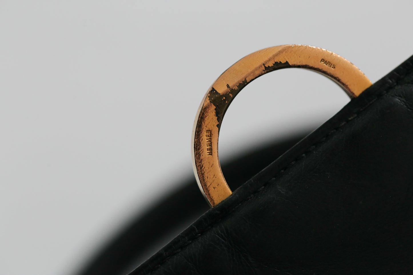Hermès sac à main modèle ring en box noir