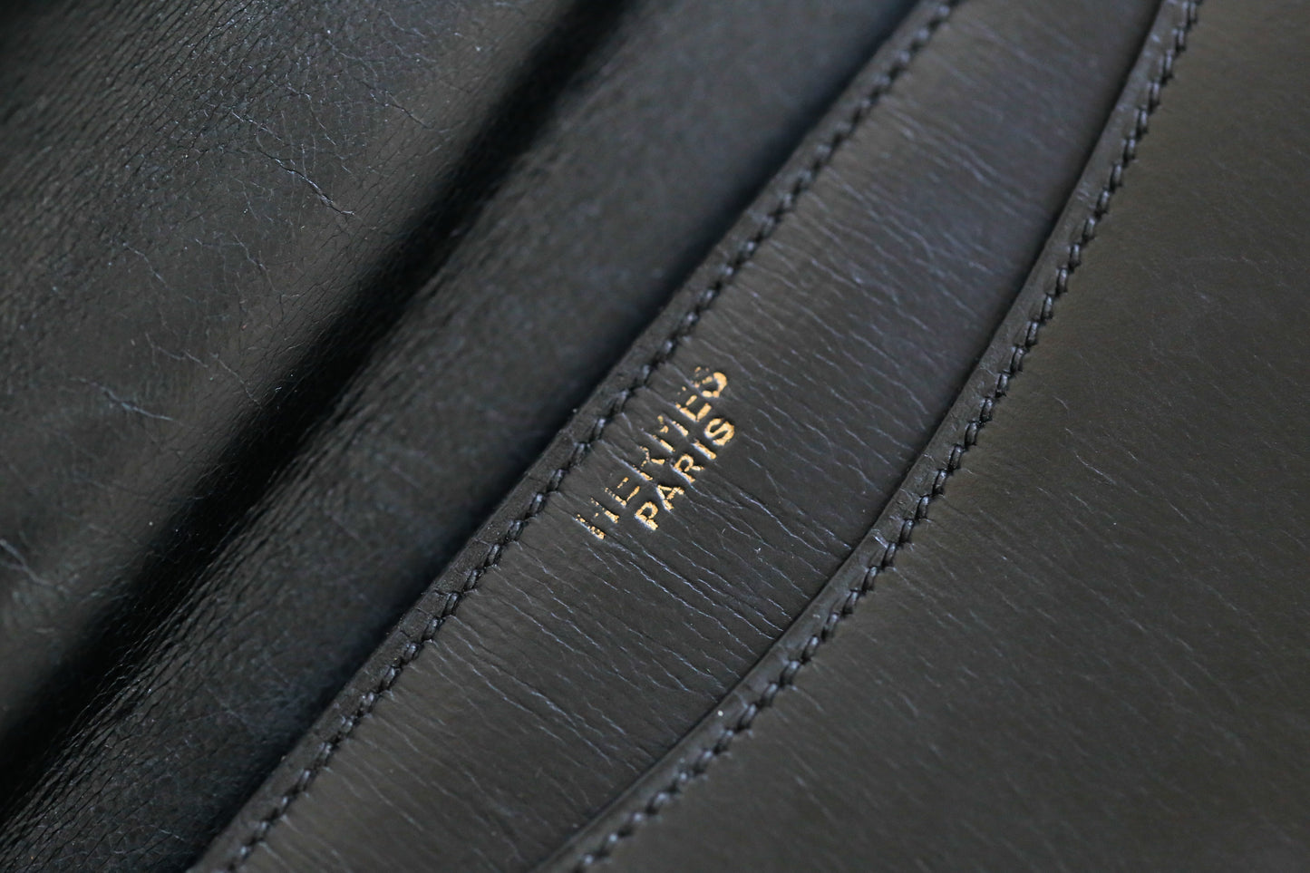 Hermès sac à main modèle ring en box noir