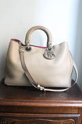 Dior sac à main modèle Diorissimo en cuir beige