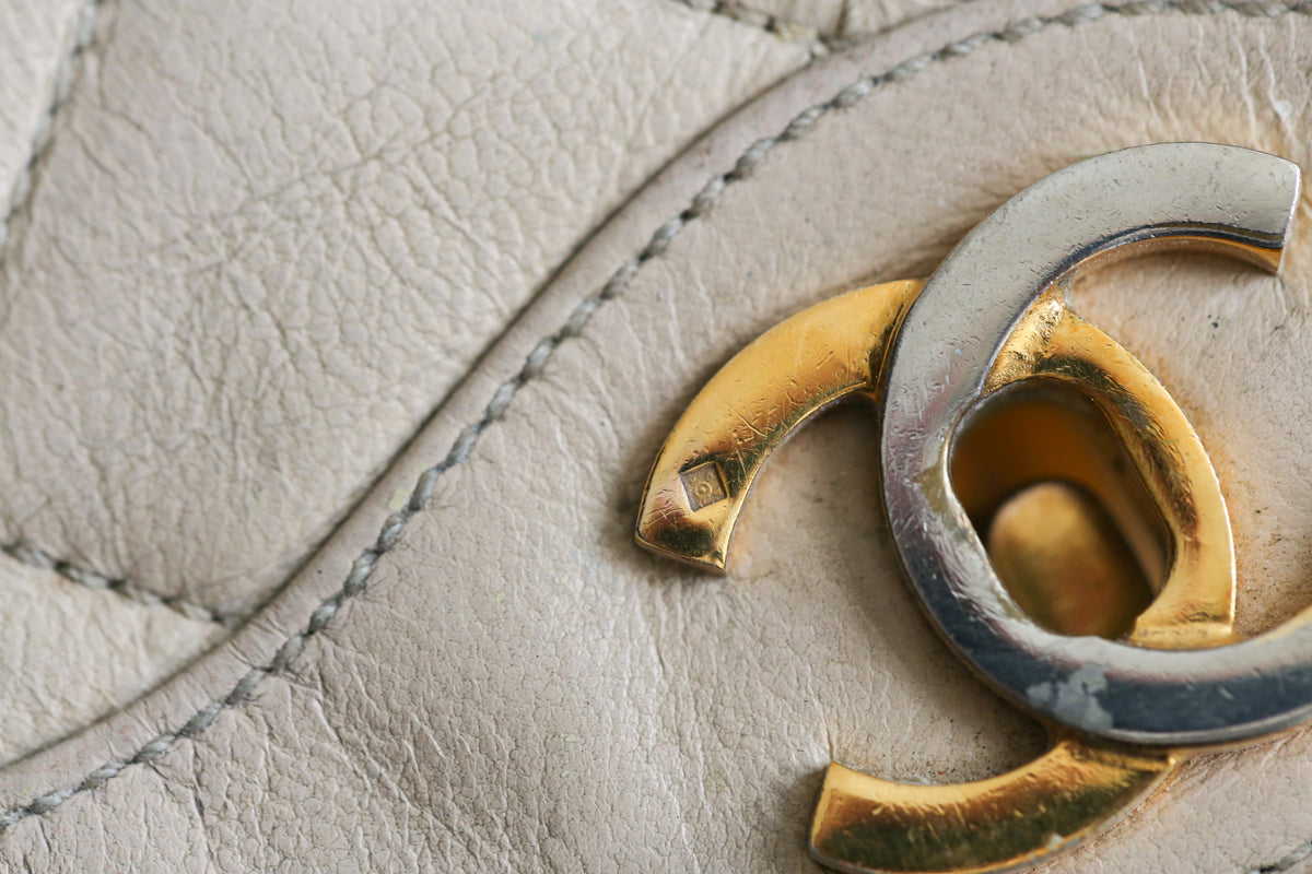 Chanel sac à main vintage modèle 2.55 en cuir beige