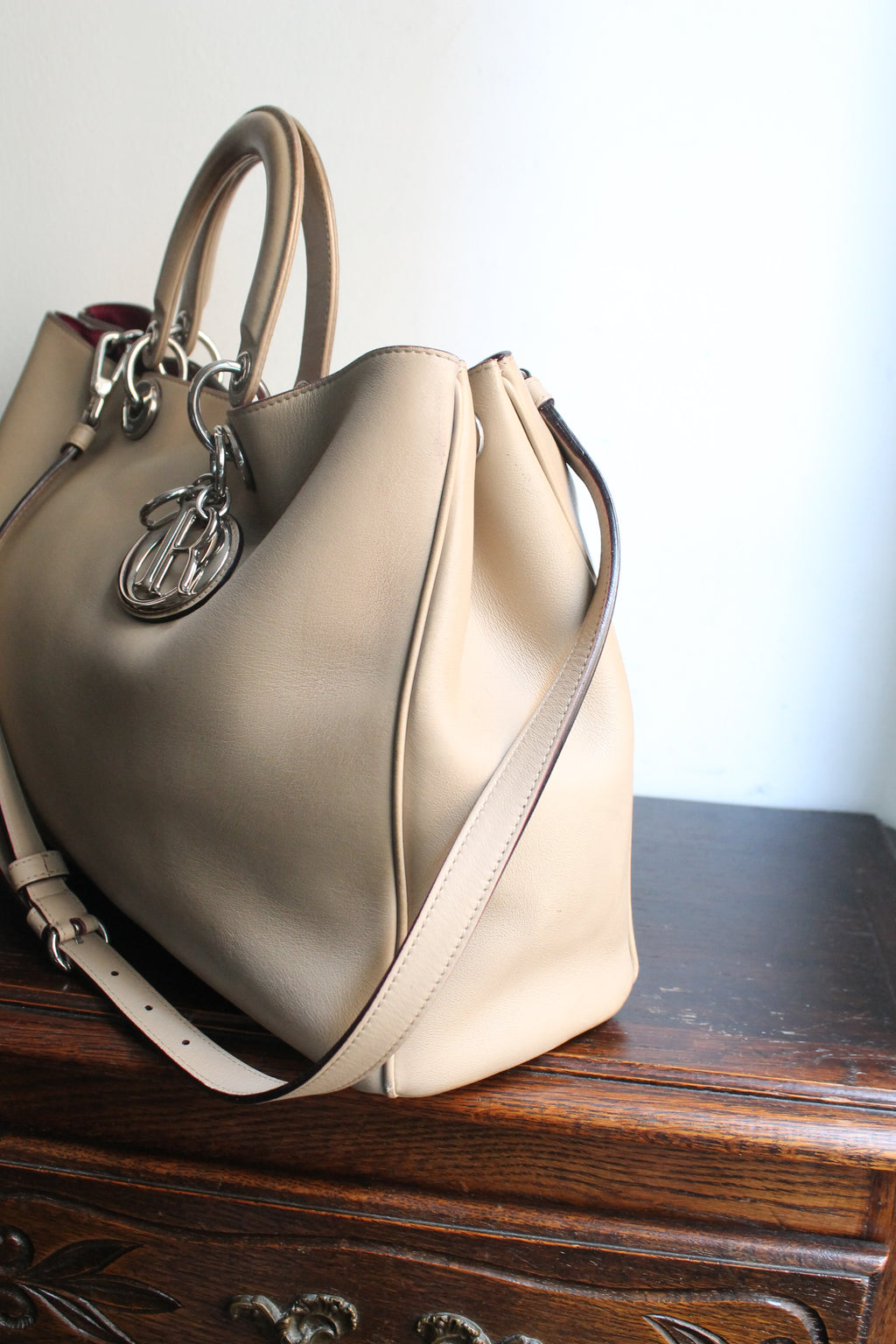 Dior sac à main modèle Diorissimo en cuir beige