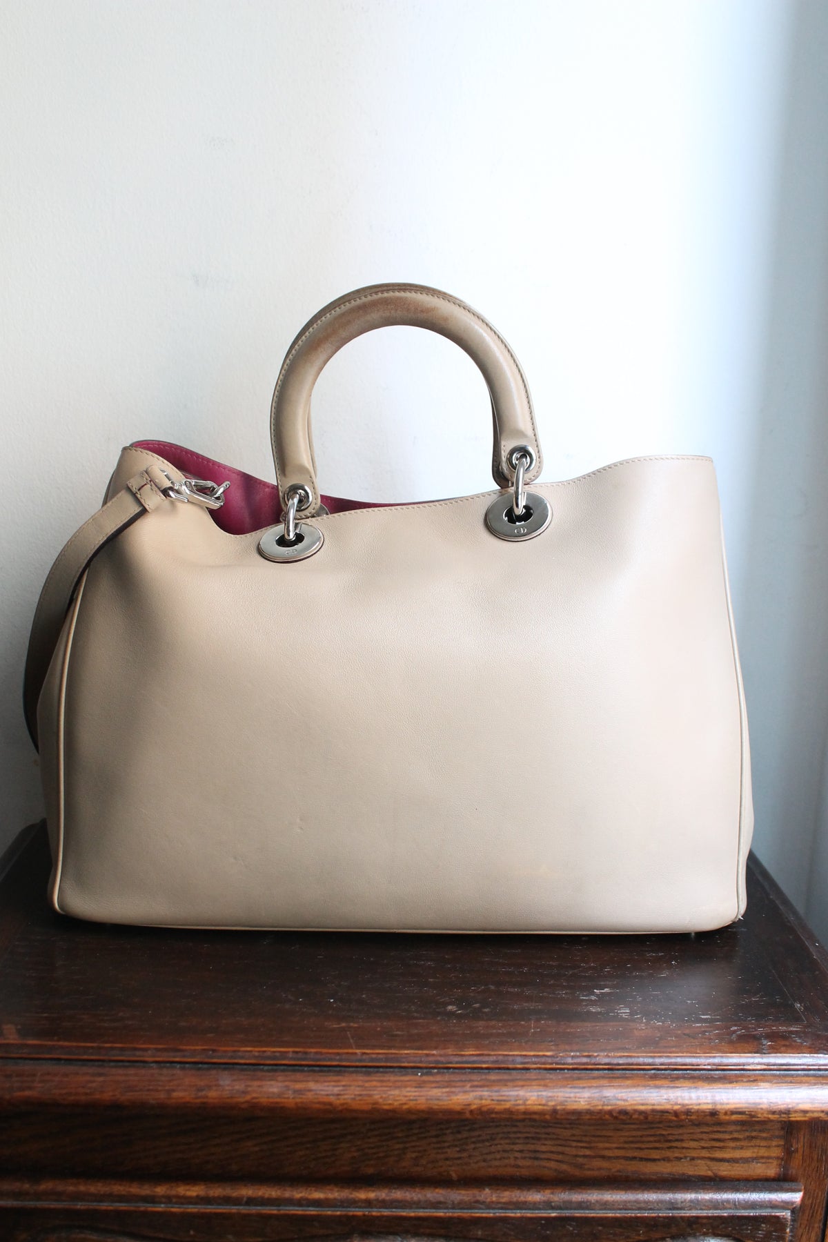 Dior sac à main modèle Diorissimo en cuir beige
