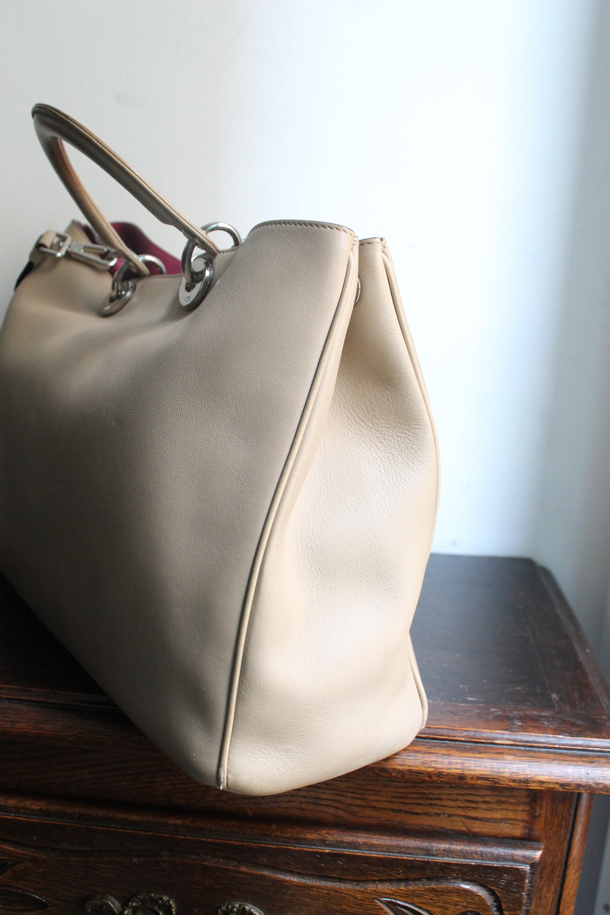 Dior sac à main modèle Diorissimo en cuir beige