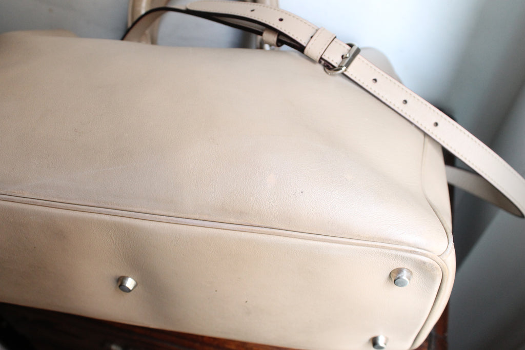 Dior sac à main modèle Diorissimo en cuir beige