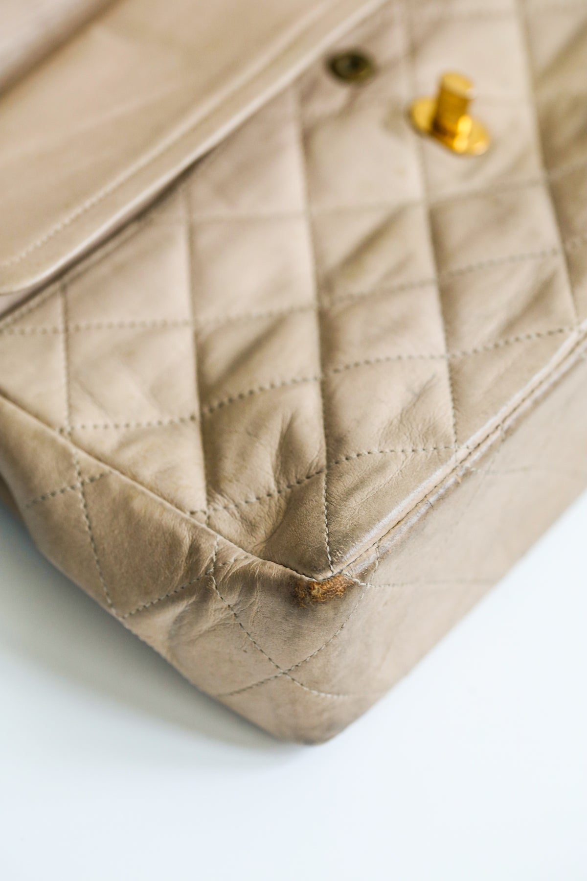 Chanel sac à main vintage modèle 2.55 en cuir beige