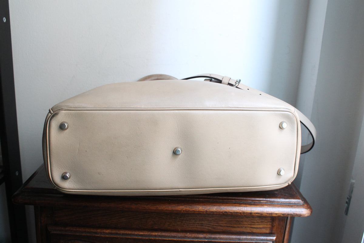 Dior sac à main modèle Diorissimo en cuir beige