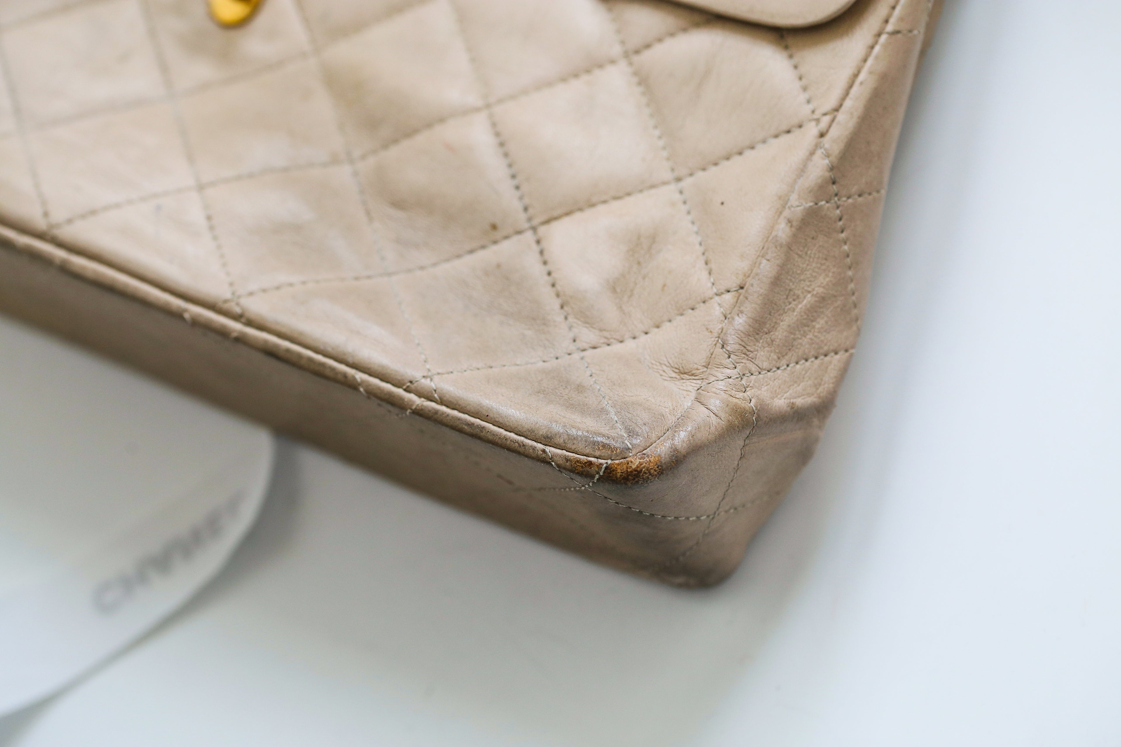 Chanel sac à main vintage modèle 2.55 en cuir beige