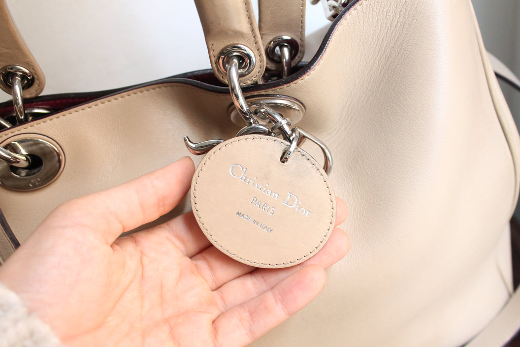 Dior sac à main modèle Diorissimo en cuir beige