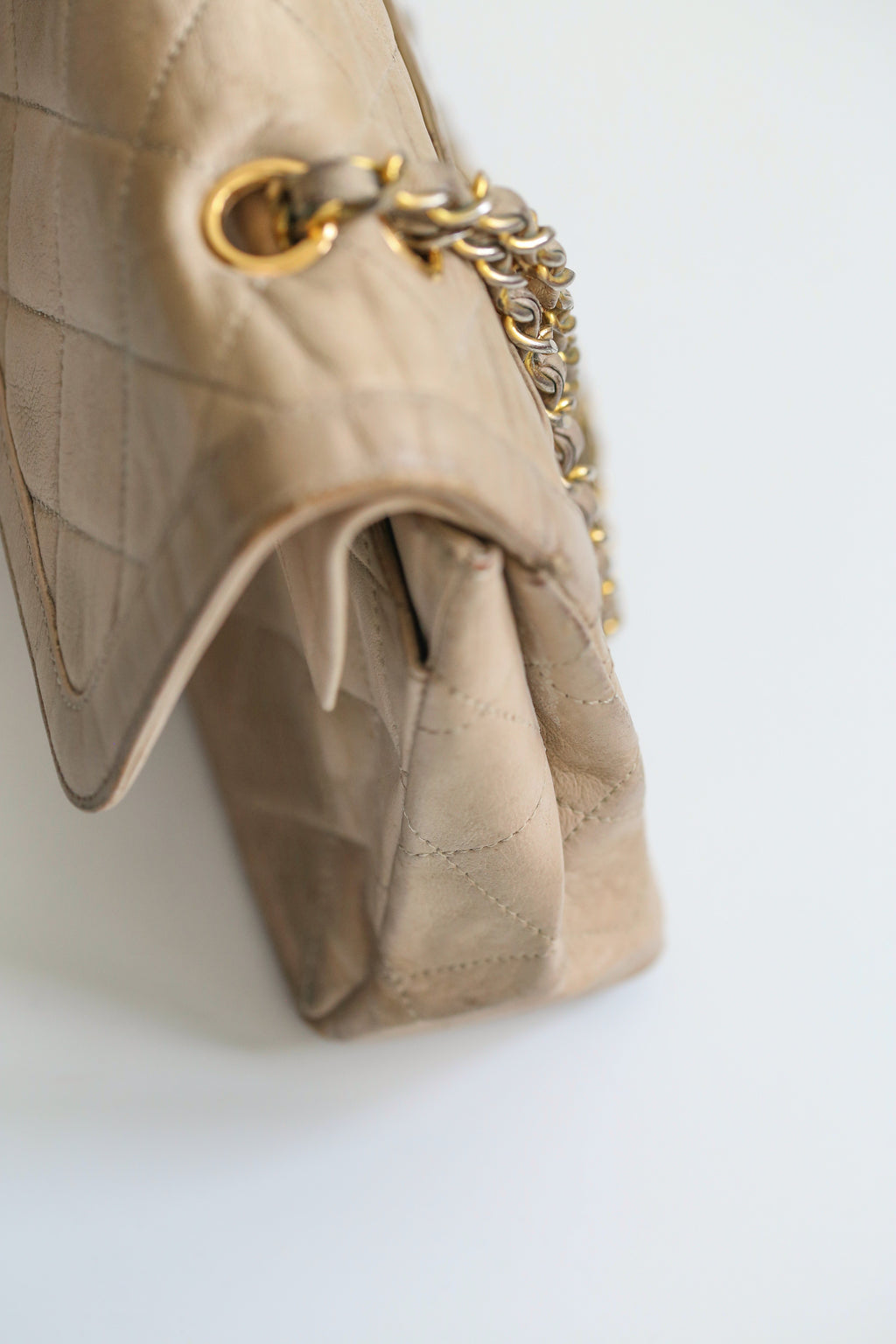 Chanel sac à main vintage modèle 2.55 en cuir beige