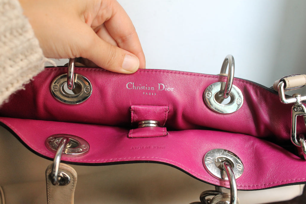Dior sac à main modèle Diorissimo en cuir beige