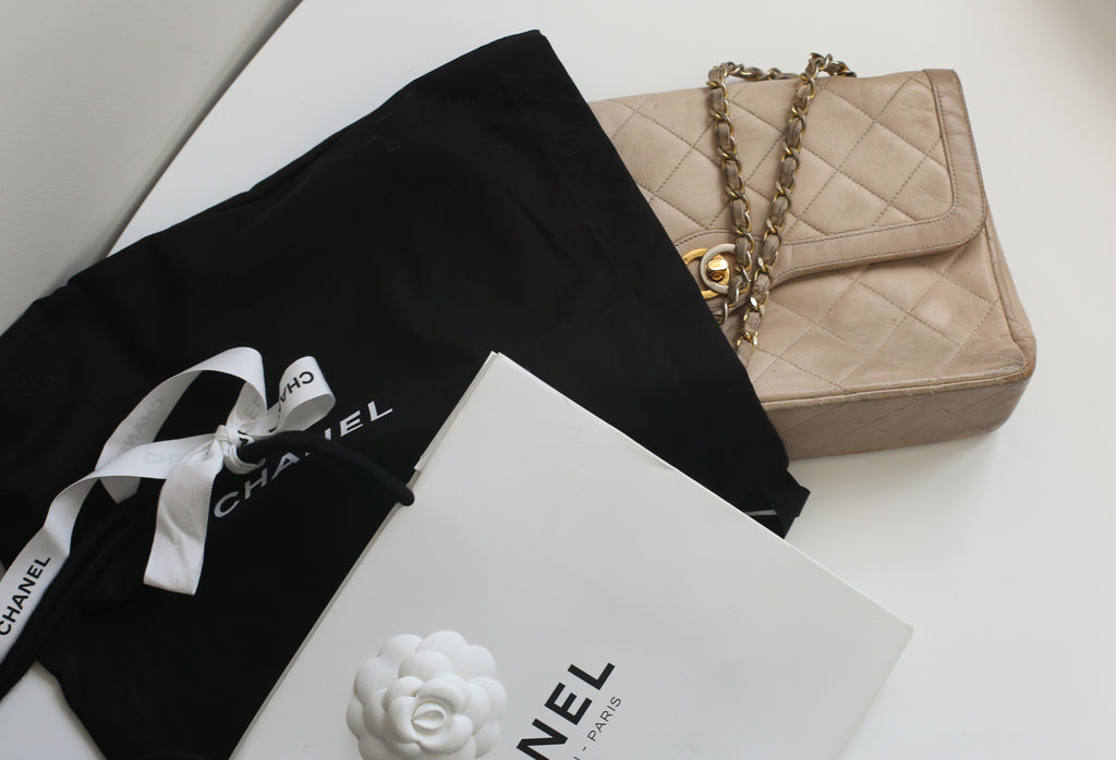 Chanel sac à main vintage modèle 2.55 en cuir beige