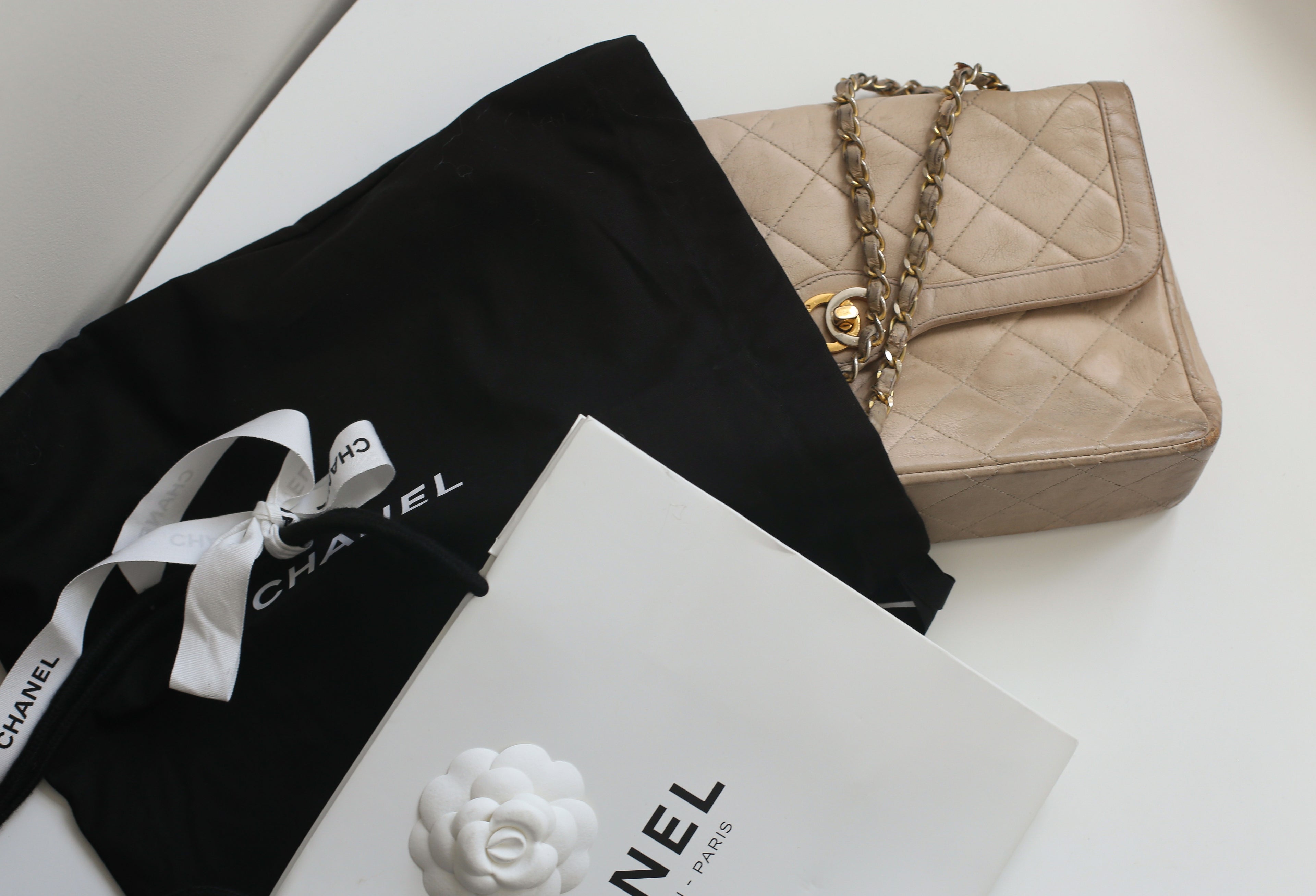 Chanel sac à main vintage modèle 2.55 en cuir beige