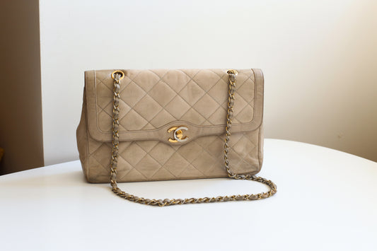 Chanel sac à main vintage modèle 2.55 en cuir beige